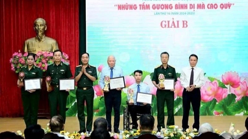Nhà văn Châu La Việt (người đứng giữa) là nguyên mẫu nhân vật bài viết “Châu La Việt - Văn và đời luôn là người lính” của tác giả Nguyễn Thanh Tú đoạt Giải nhì cuộc thi viết “Những tấm gương bình dị mà cao quý” năm 2024-2025 - Ảnh: Báo QĐND