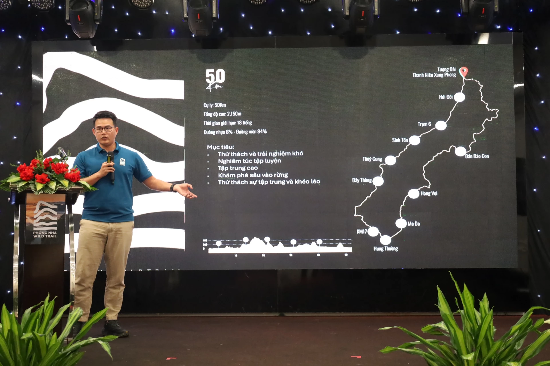 Đại diện Công ty Cổ phần Phong Nha Wild giới thiệu đường đua của giải gồm có 5 cự ly thi đấu: 5 km, 10 km, 20 km, 50 km và 70 km. Ảnh: Q.N