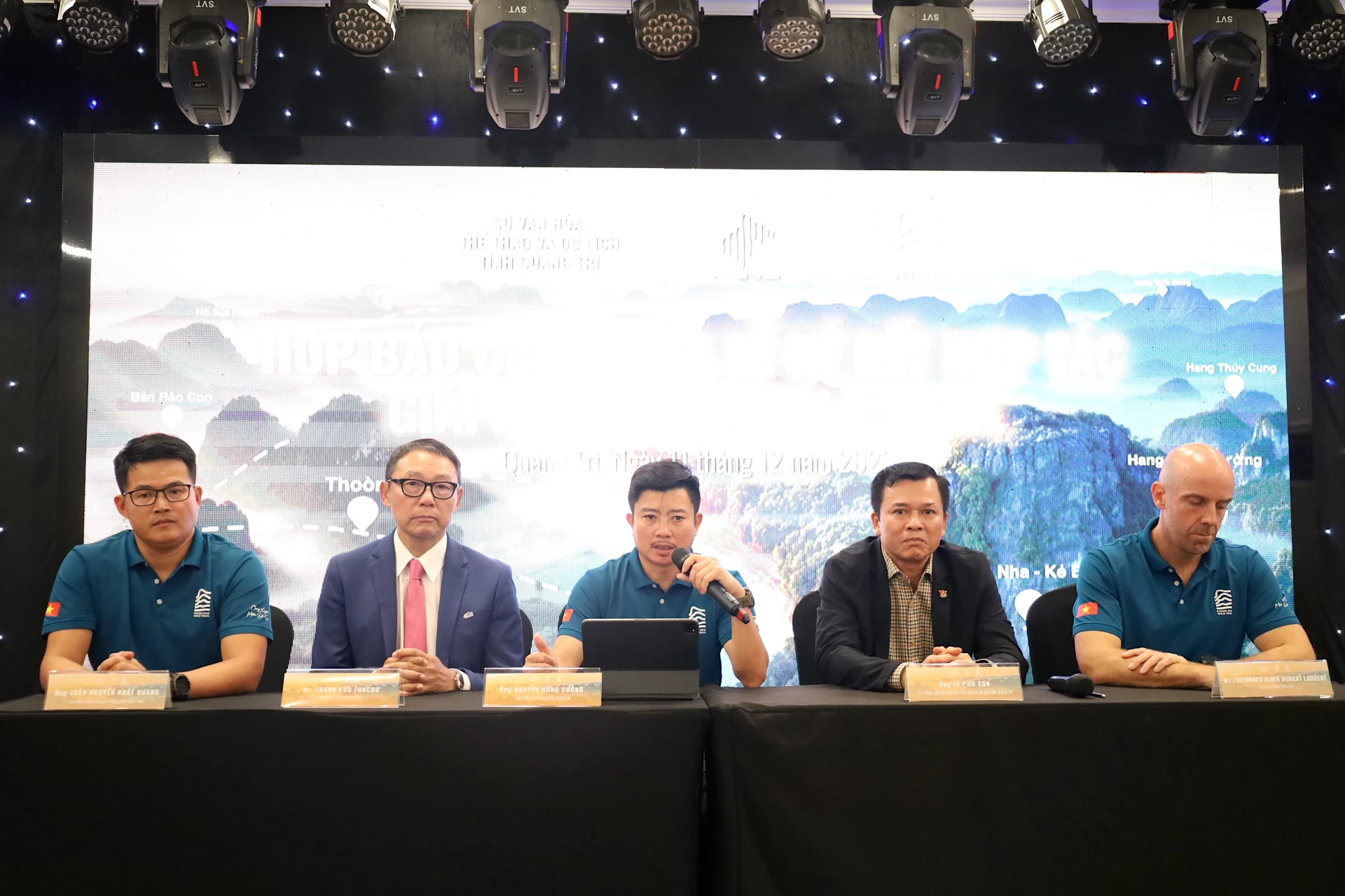 Ban Tổ chức giải đáp các câu hỏi của nhà báo và vận động viên. Ảnh: Q.N