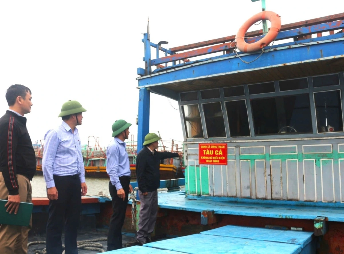 Chính quyền xã Đông Trạch, tỉnh Quảng Trị và lực lượng chức năng niêm phong tàu cá không đủ điều kiện hoạt động.