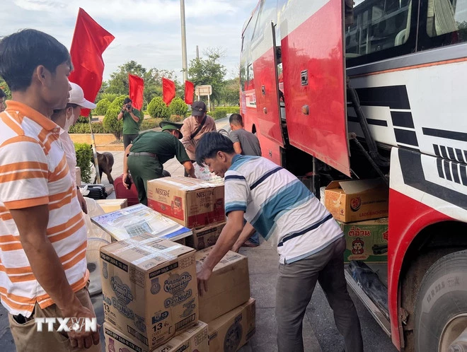 Bộ đội Biên phòng Cửa khẩu quốc tế Lao Bảo kiểm tra phương tiện vận tải và hàng hóa, hành lý xuất nhập cảnh. (Ảnh: Nguyên Linh/TTXVN)