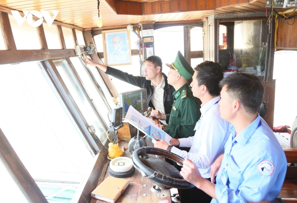 Cơ quan chức năng kiểm tra thiết bị giám sát hành trình trên tàu cá trước khi cho xuất bến.