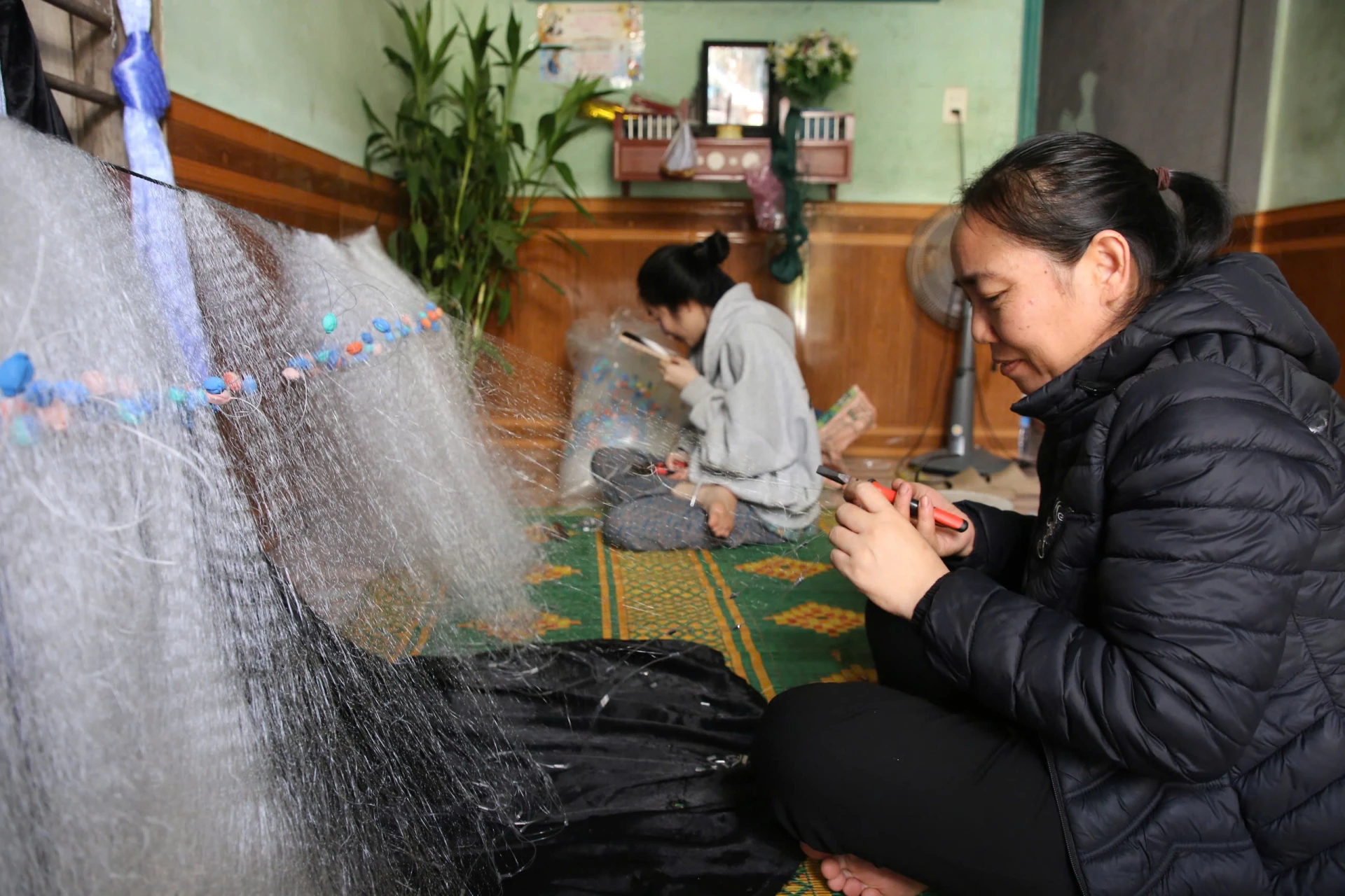 Nghề đan lưới đã mang về nguồn thu nhập ổn định cho phụ nữ ở Cồn Sẻ - Ảnh: P.P