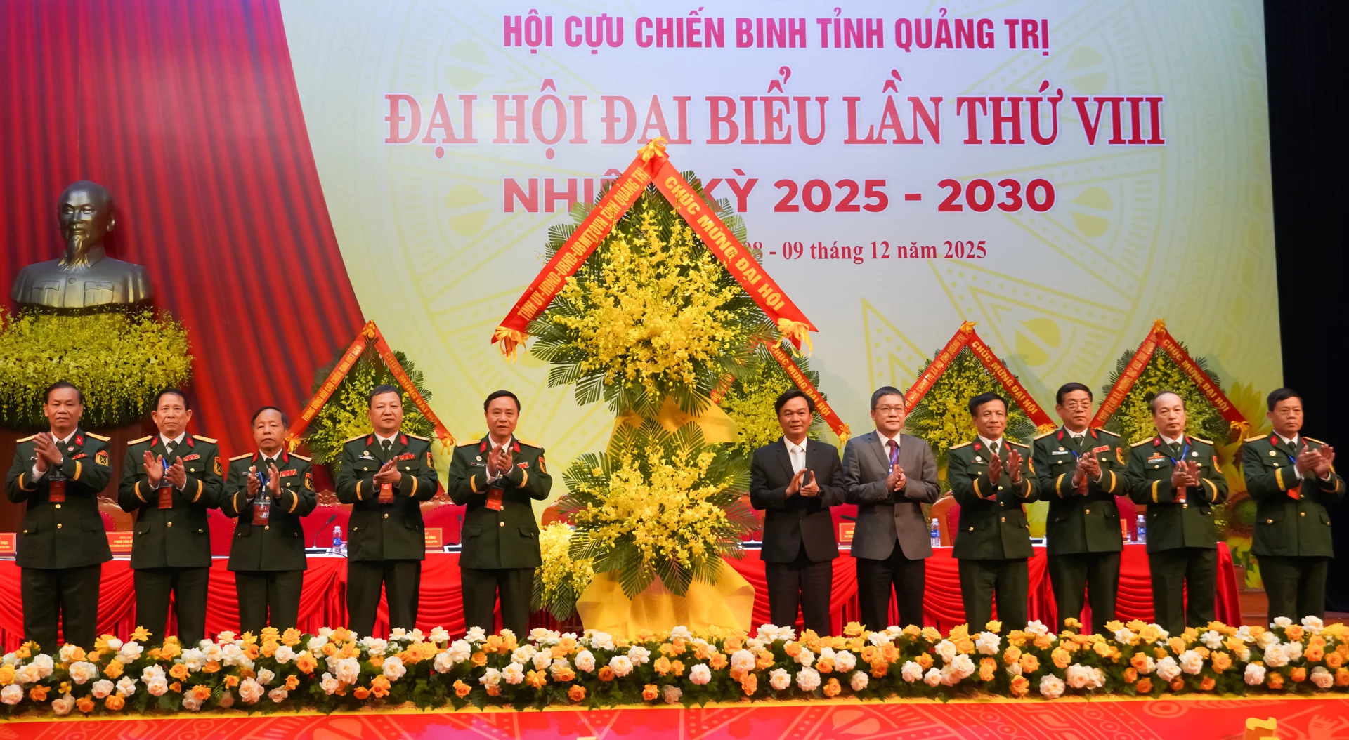 Đồng chí Nguyễn Chiến Thắng, Phó Bí thư Tỉnh ủy, Chủ tịch Ủy ban MTTQ Việt Nam và đồng chí Phan Phong Phú, Phó Chủ tịch UBND tỉnh tặng hoa chúc mừng đại hội - Ảnh: N.H