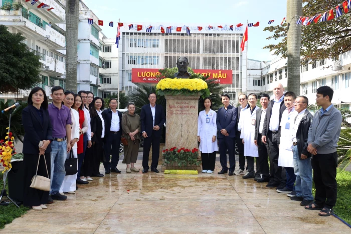 Dâng hoa tưởng niệm lãnh tụ Fidel Castro nhân kỷ niệm Quốc khánh Cuba