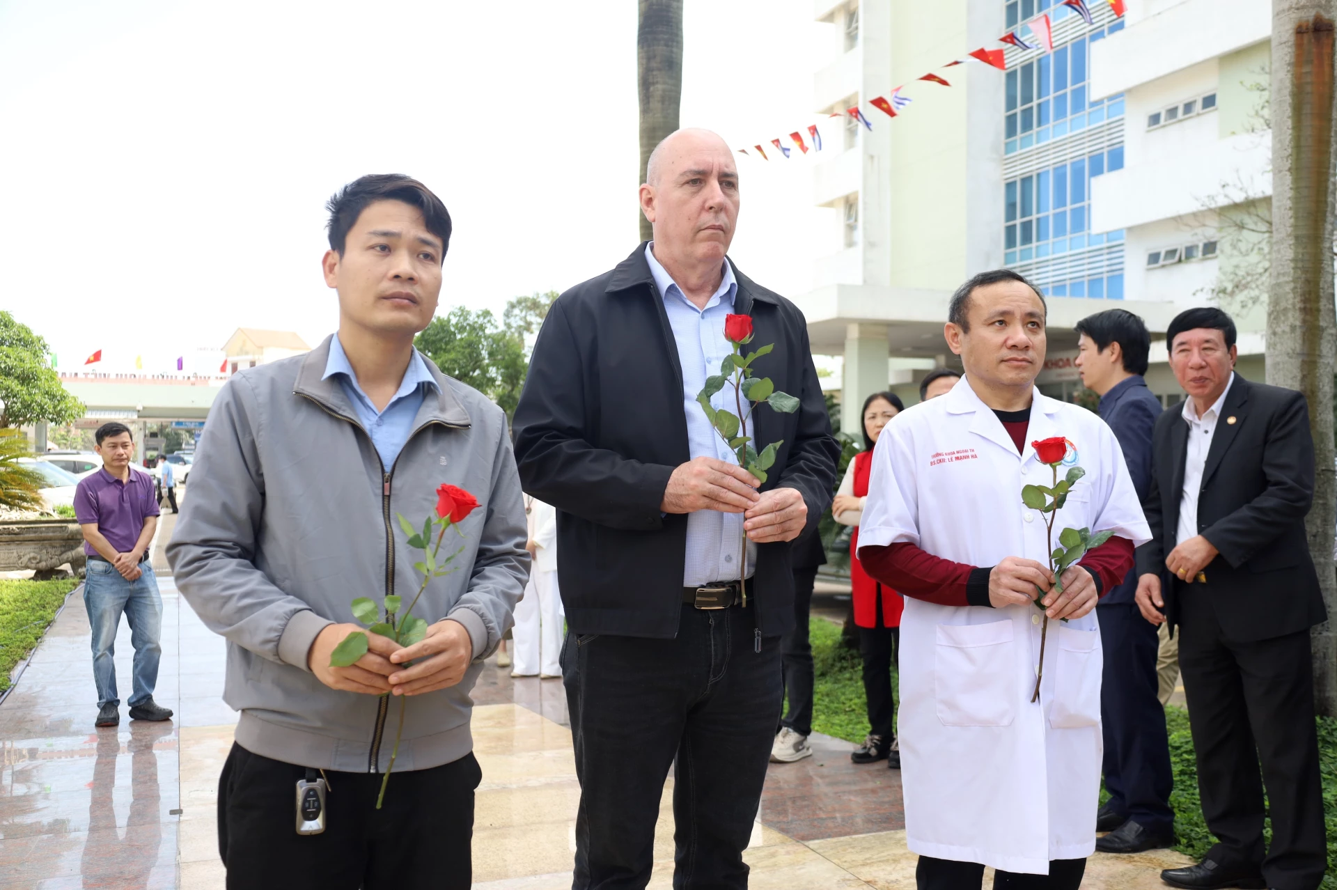 Bác sĩ Alfredo Garcia Mirete, chuyên gia phẫu thuật ung thư người Cuba đang công tác tại Bệnh viện Hữu nghị Việt Nam – Cu Ba Đồng Hới dâng hoa trước tượng đài Fidel Castro - Ảnh: Quang Ngọc.