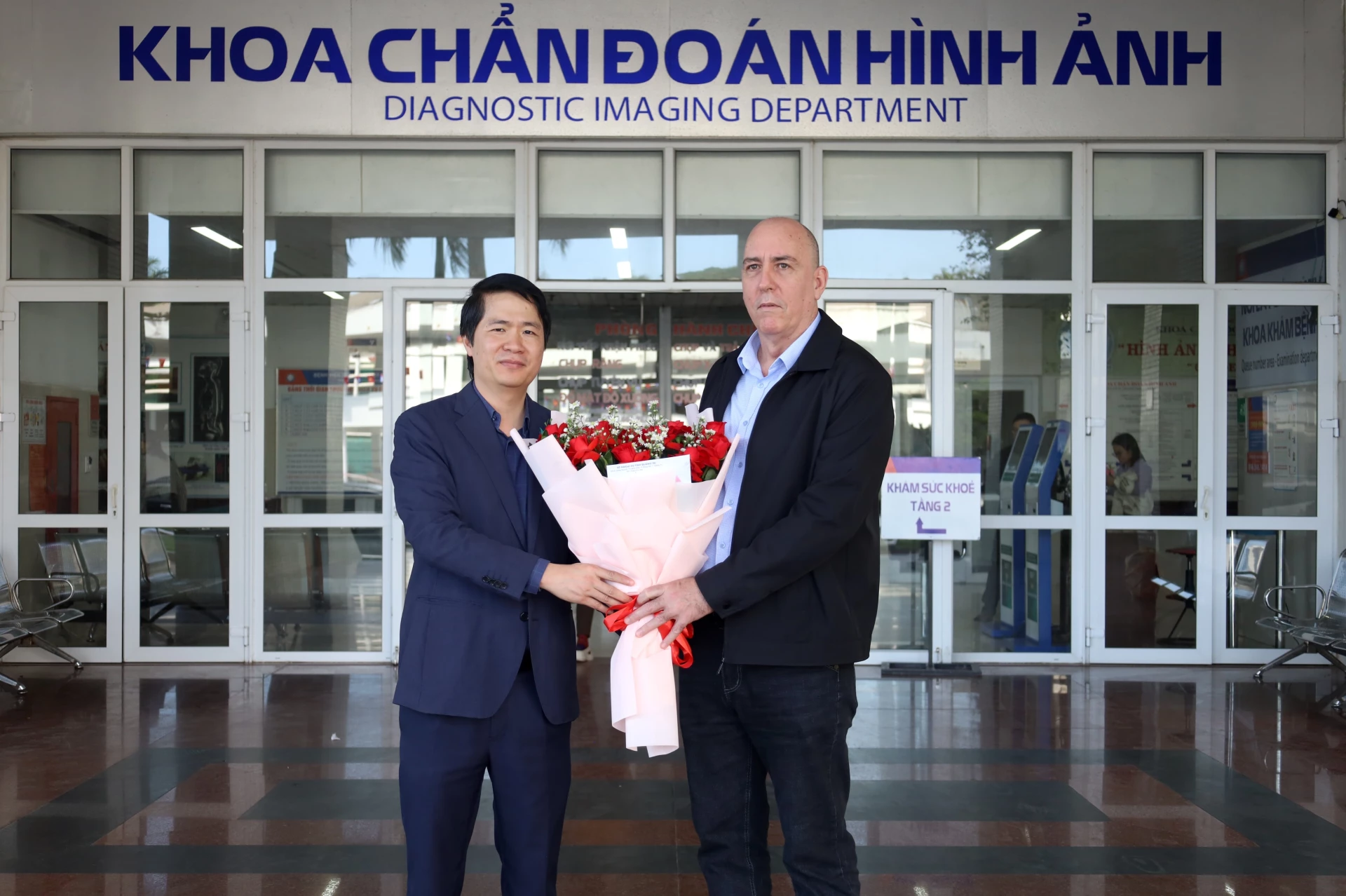 Sở Ngoại vụ tỉnh Quảng Trị đã tặng hoa chúc mừng bác sĩ Alfredo Garcia Mirete, chuyên gia phẫu thuật ung thư người Cuba đang công tác tại Bệnh viện Hữu nghị Việt Nam – Cu Ba Đồng Hới- Ảnh: Quang Ngọc.