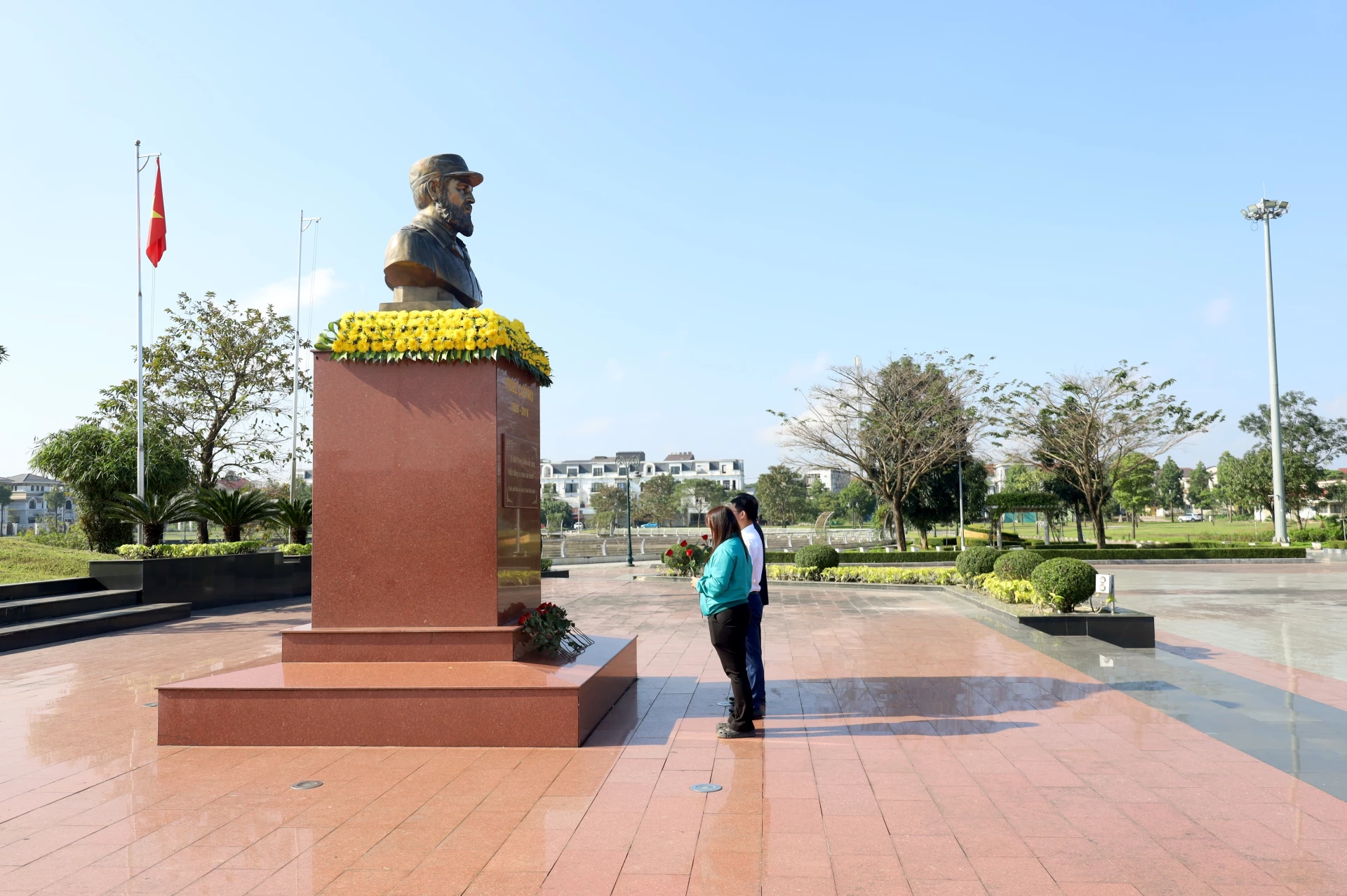 Quang cảnh lễ dâng hoa trước tượng đài Fidel Castro tại phường Đông Hà - Ảnh: Quang Ngọc.