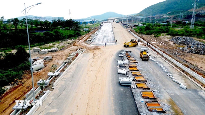 Nỗ lực thi công các hạng mục nhằm đưa Dự án Bến cảng Liên Chiểu và tuyến đường ven biển kết nối cảng tại phường Hải Vân (thành phố Đà Nẵng) về đích đúng hạn. (Ảnh: Khoa Chương/TTXVN)