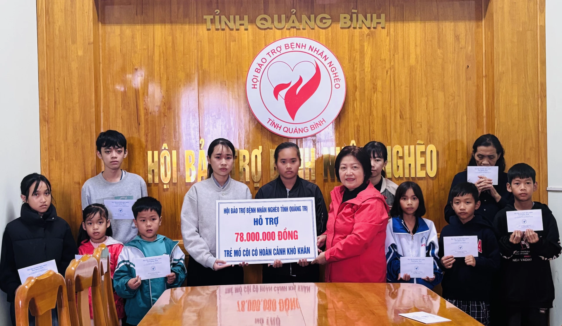 	Đại diện lãnh đạo Hội Bảo trợ bệnh nhân nghèo tỉnh trao hỗ trợ cho 13 trẻ em mồ côi - Ảnh: K.H