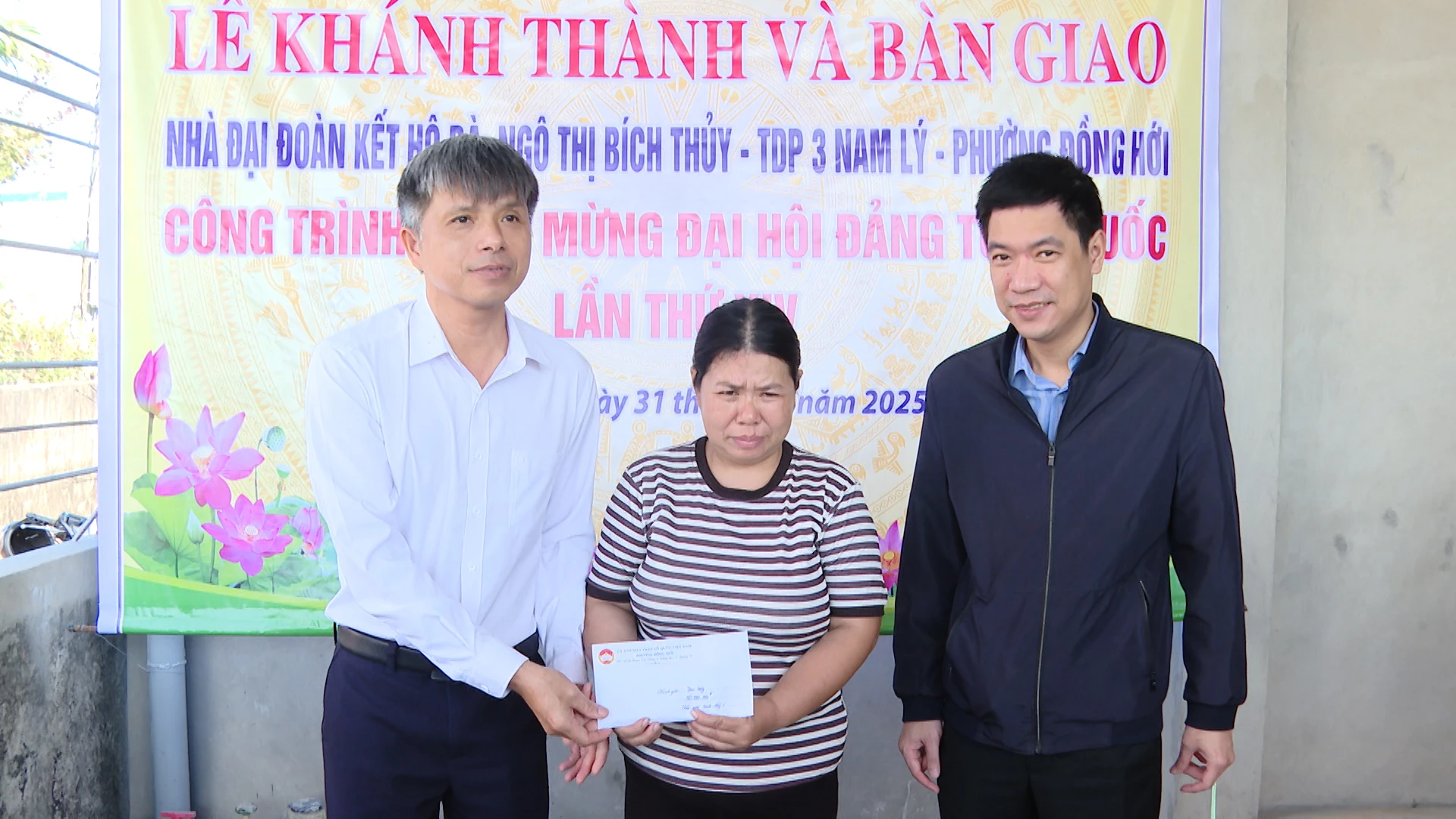 	Đại diện lãnh đạo Mặt trận Tổ Quốc phường Đồng Hới bàn giao Nhà Đại đoàn kết cho bà Ngô Thị Bích Thủy - Ảnh: K.H