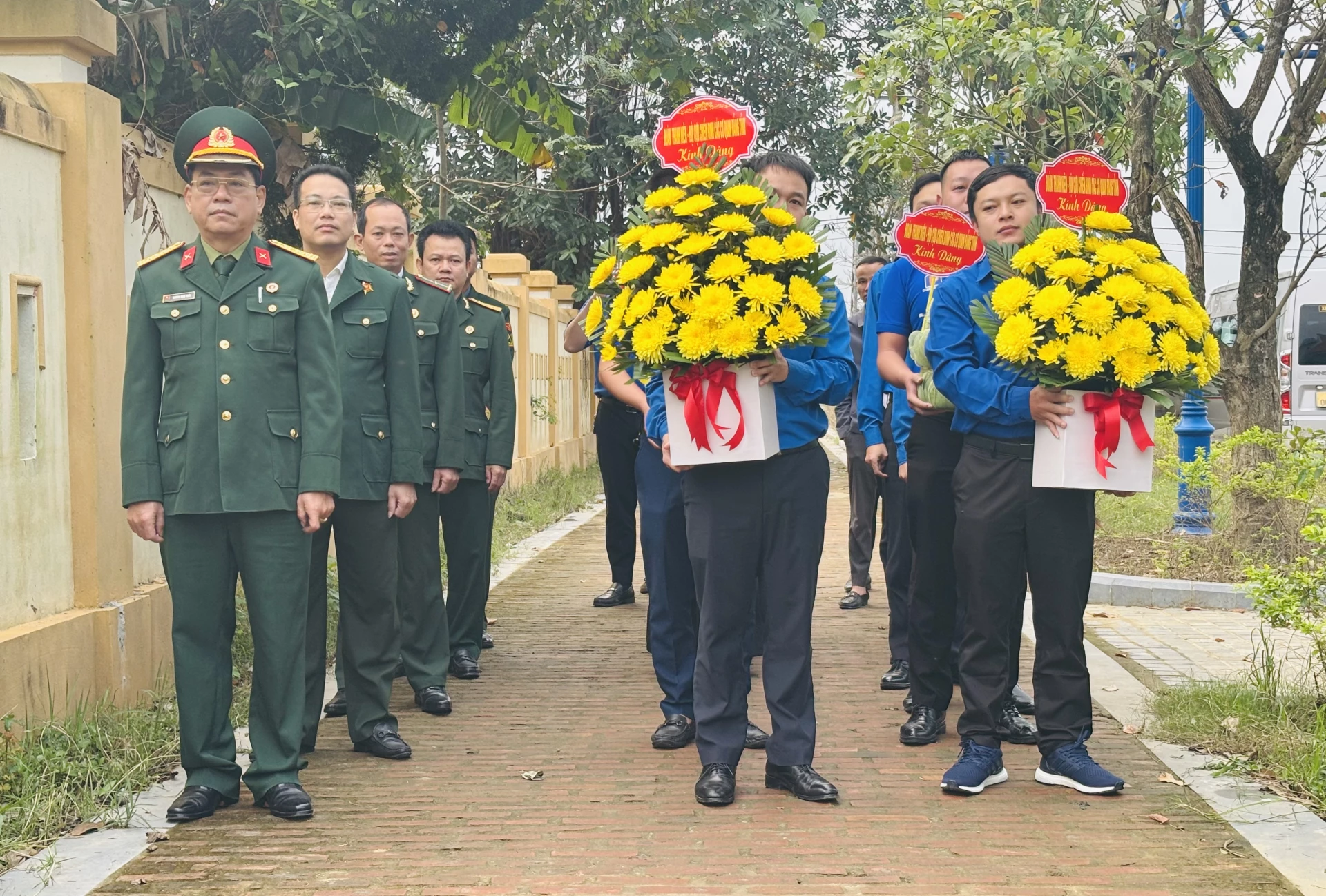 	Dâng hoa, dâng hương tại Nhà lưu niệm Đại tướng Võ Nguyên Giáp - Ảnh: K.H