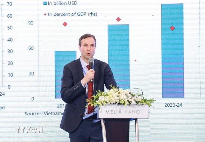 Ông Jochen Schmittmann, Đại diện thường trú Quỹ Tiền tệ Quốc tế (IMF) tại Việt Nam, Lào và Campuchia trình bày tham luận tại Diễn đàn. (Ảnh: Khánh Hoà/TTXVN)