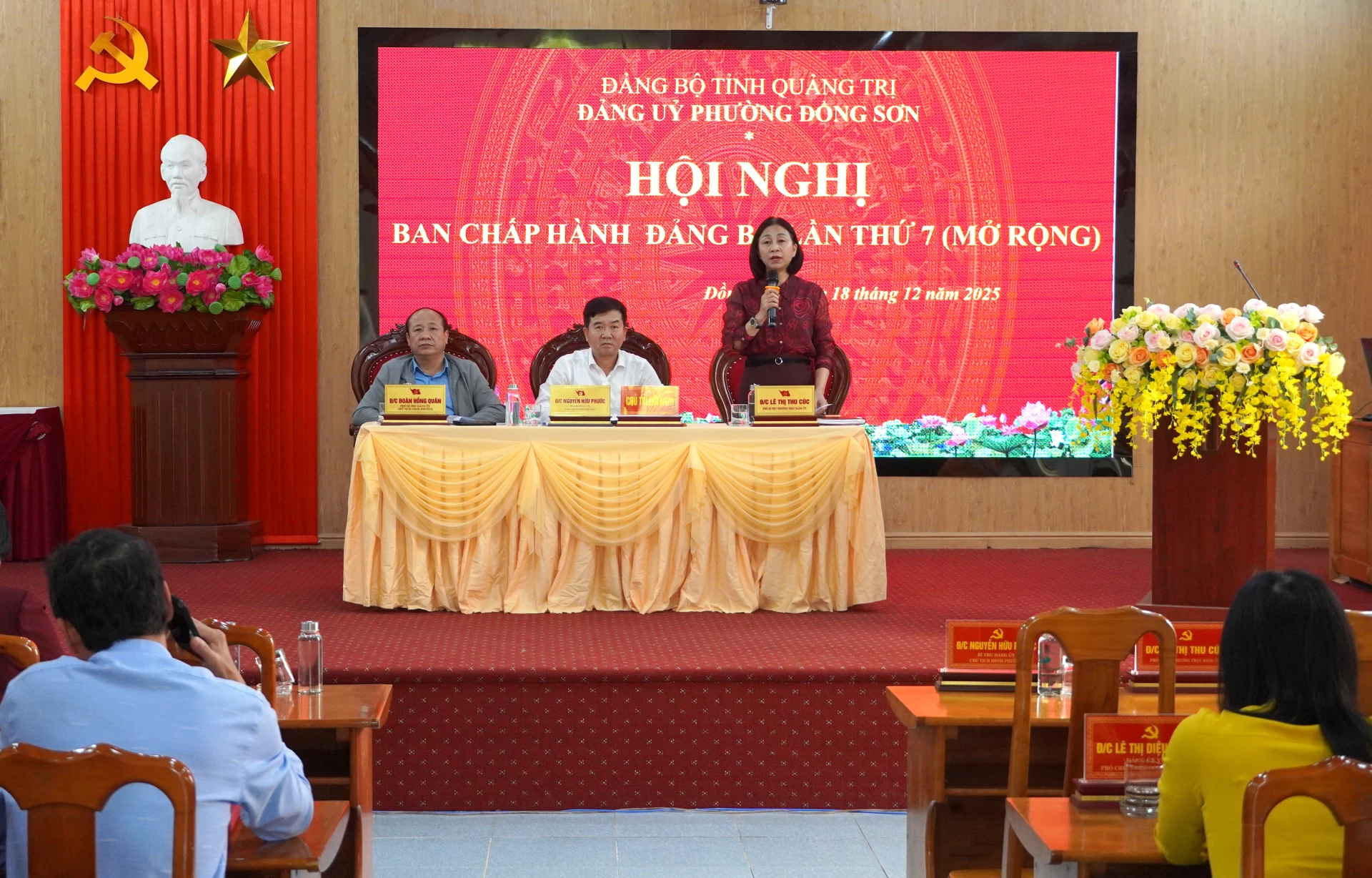 Thường trực Đảng ủy phường Đồng Sơn điều hành hội nghị. Ảnh: H.Tr.