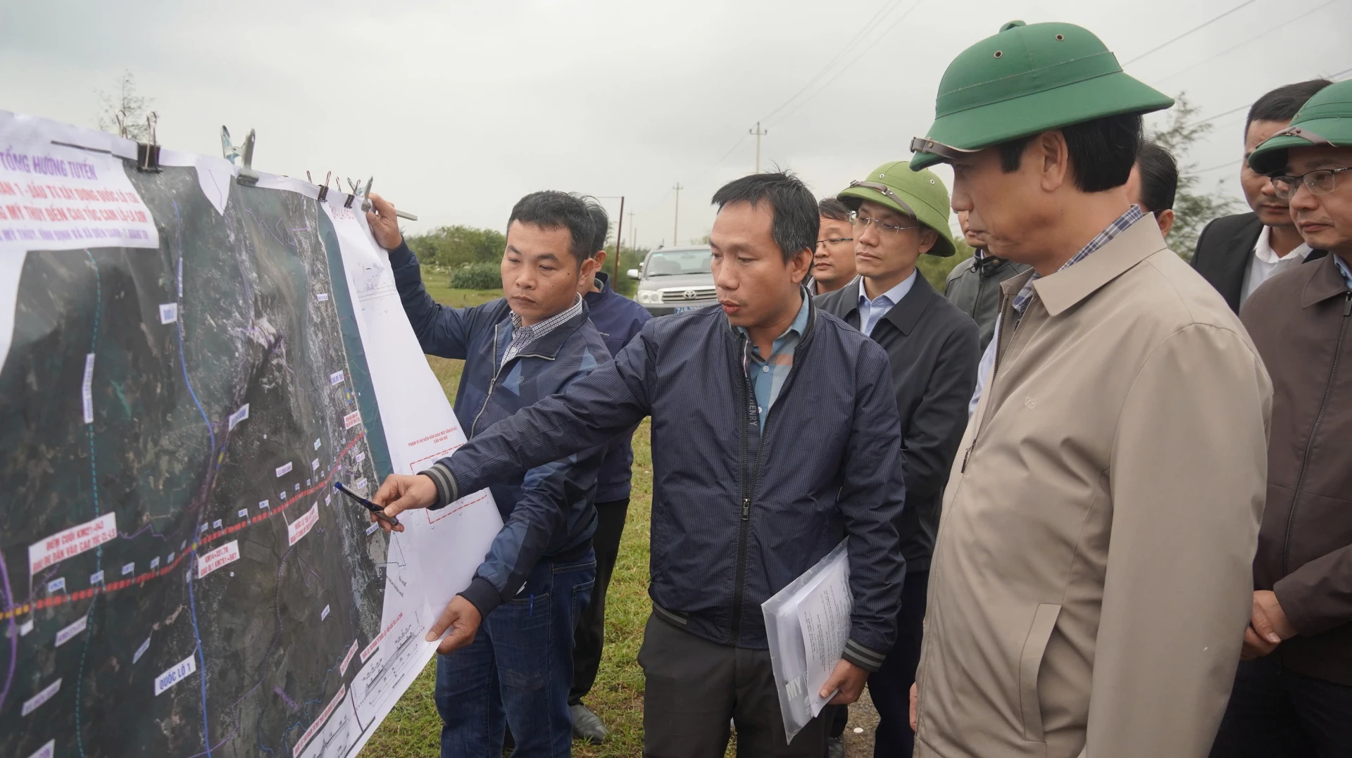 Đồng chí Hoàng Nam nghe báo cáo tại thực địa - Ảnh: MT