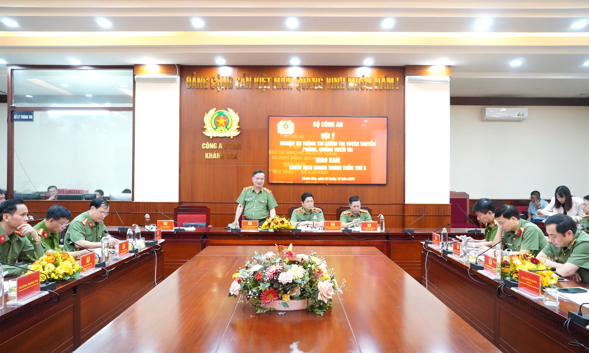 Đồng chí Thiếu tướng Nguyễn Hồng Nguyên, Phó Chánh văn phòng Bộ Công an phát biểu tại hội nghị - Ảnh: Nguyễn Hoàng