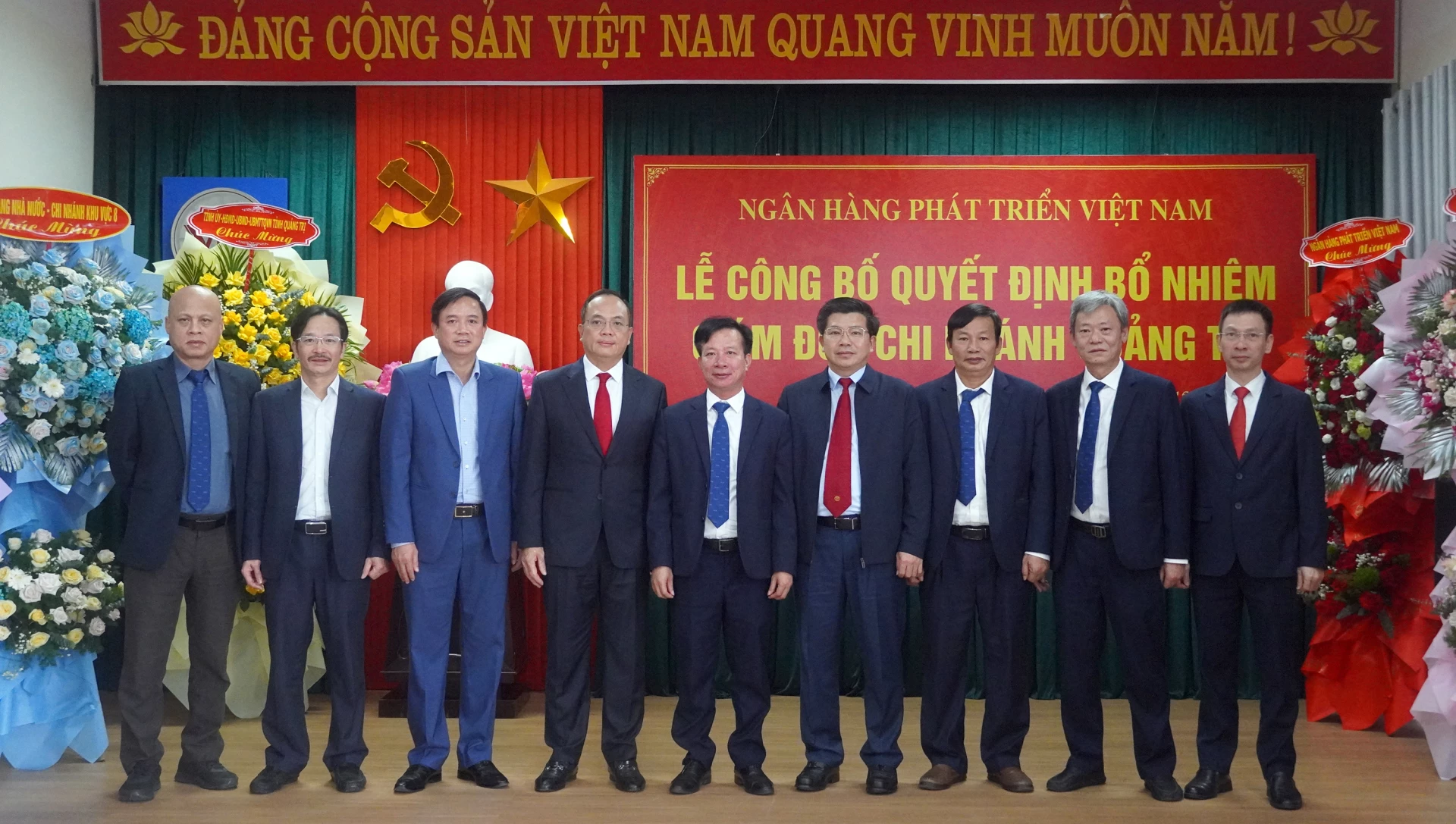 Các đồng chí lãnh đạo tỉnh, lãnh đạo NHPT Việt Nam và Chi nhánh tỉnh Quảng Trị chụp ảnh lưu niệm tại buổi lễ - Ảnh: N.M