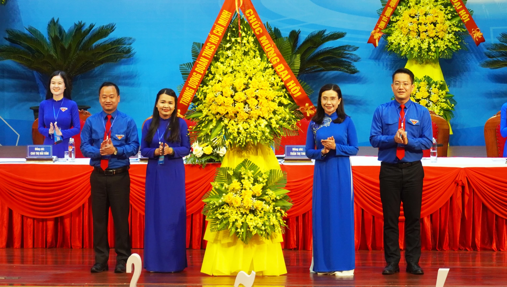 Đồng chí Nguyễn Phạm Duy Trang, Bí thư Trung ương Đoàn, Chủ tịch Hội Đồng Đội Trung ương tặng hoa chúc mừng Đại hội - Ảnh: N.M