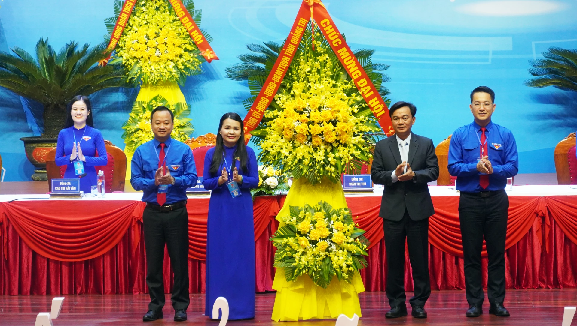 Đồng chí Nguyễn Chiến Thắng, Phó Bí thư Tỉnh ủy, Chủ tịch Ủy ban MTTQVN tỉnh tặng hoa chúc mừng Đại hội - Ảnh: N.M