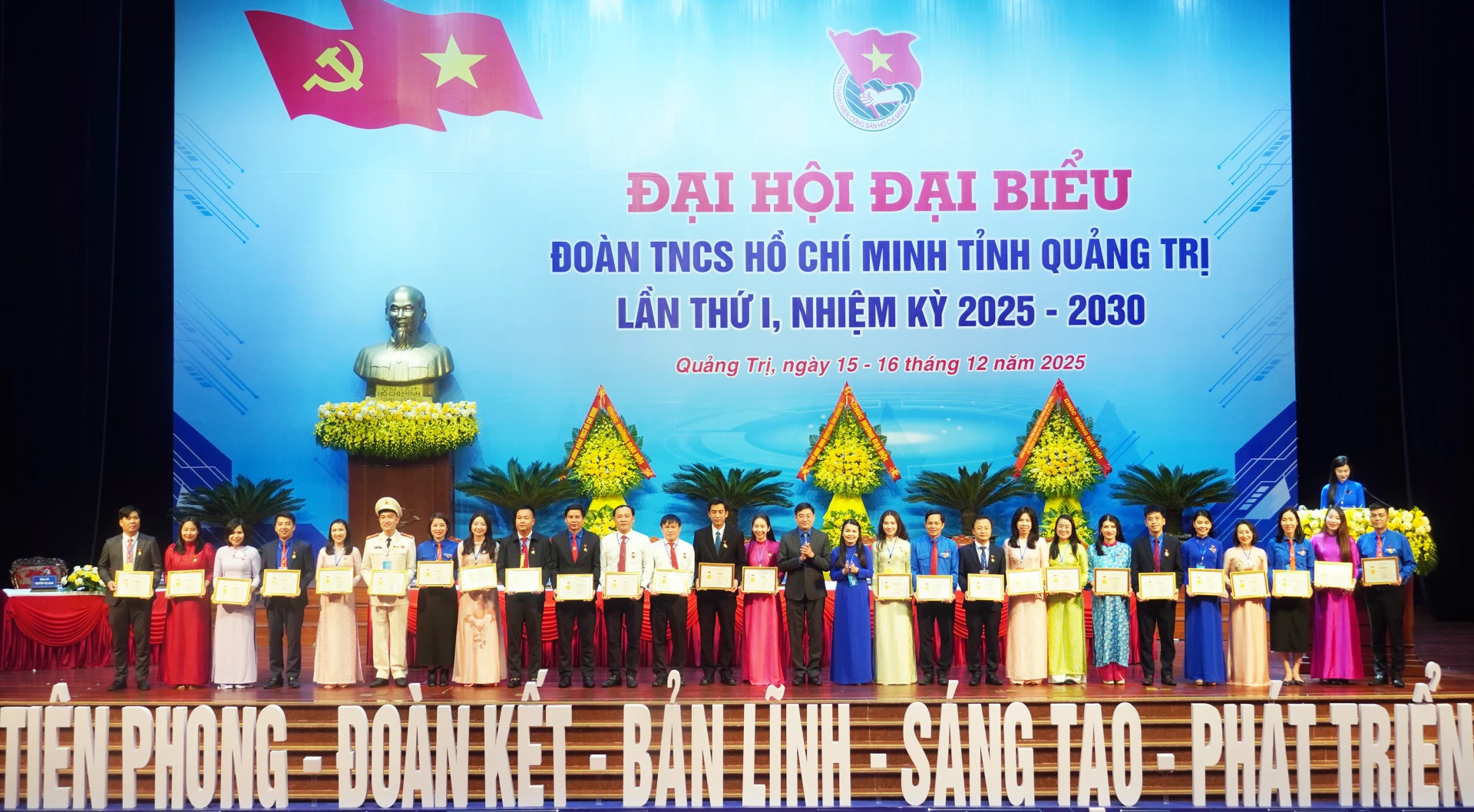 Đại diện lãnh đạo Trung ương Đoàn và Tỉnh đoàn trao Kỷ niệm chương Vì thế hệ trẻ cho các cá nhân - Ảnh: N.M