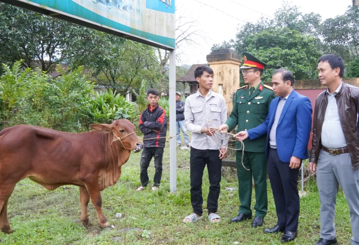 Trao sinh kế, gửi hy vọng cho đồng bào Bru-Vân Kiều