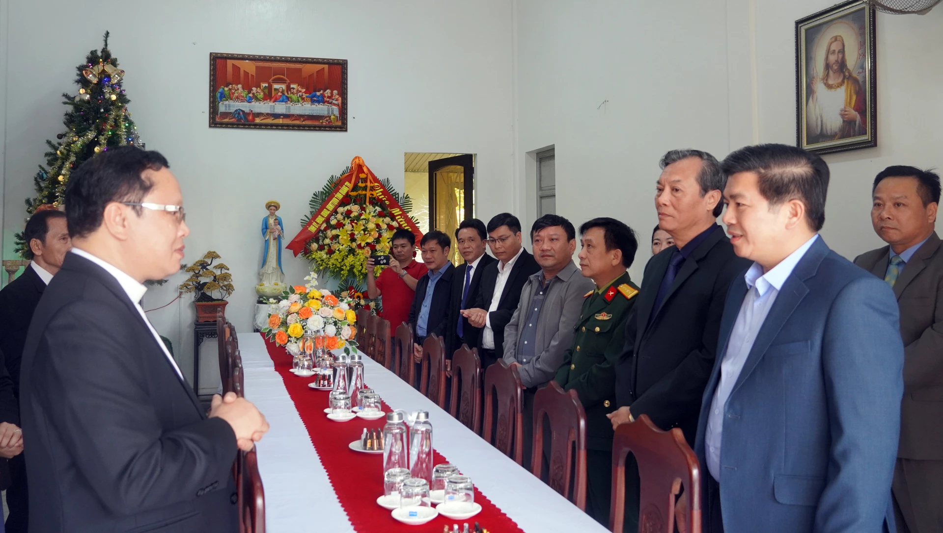 Linh mục Lê Quang Viên trân trọng cảm ơn sự quan tâm của tỉnh và khẳng định Giáo xứ Trí Bưu sẽ tiếp tục đồng hành cùng cấp ủy, chính quyền và Nhân dân địa phương, chung tay xây dựng xã hội ngày càng tốt đẹp - Ảnh: N.M