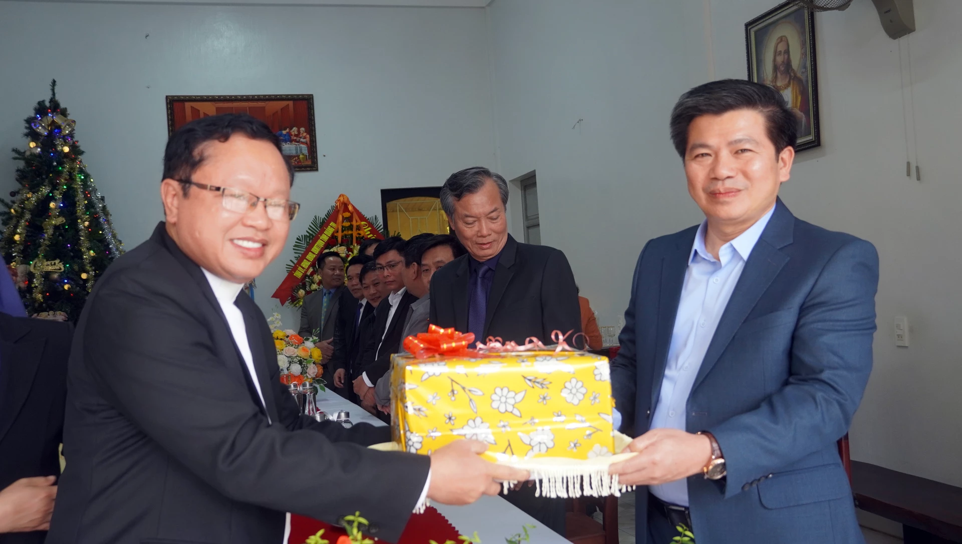 Linh mục Lê Quang Viên chúc đồng chí Phó Bí thư Thường trực Tỉnh ủy Trần Vũ Khiêm và đoàn công tác đón mùa giáng sinh an lành, hạnh phúc - Ảnh: N.M