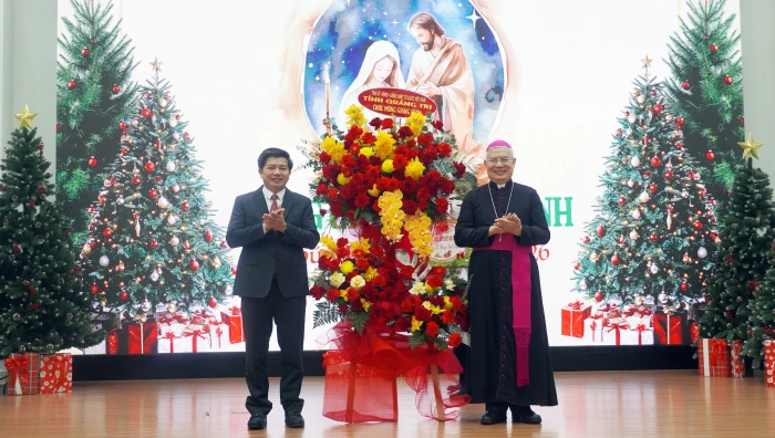 Đồng chí Phó Bí thư Thường trực Tỉnh ủy Trần Vũ Khiêm chúc mừng Giáng sinh Tòa Tổng Giám mục Huế