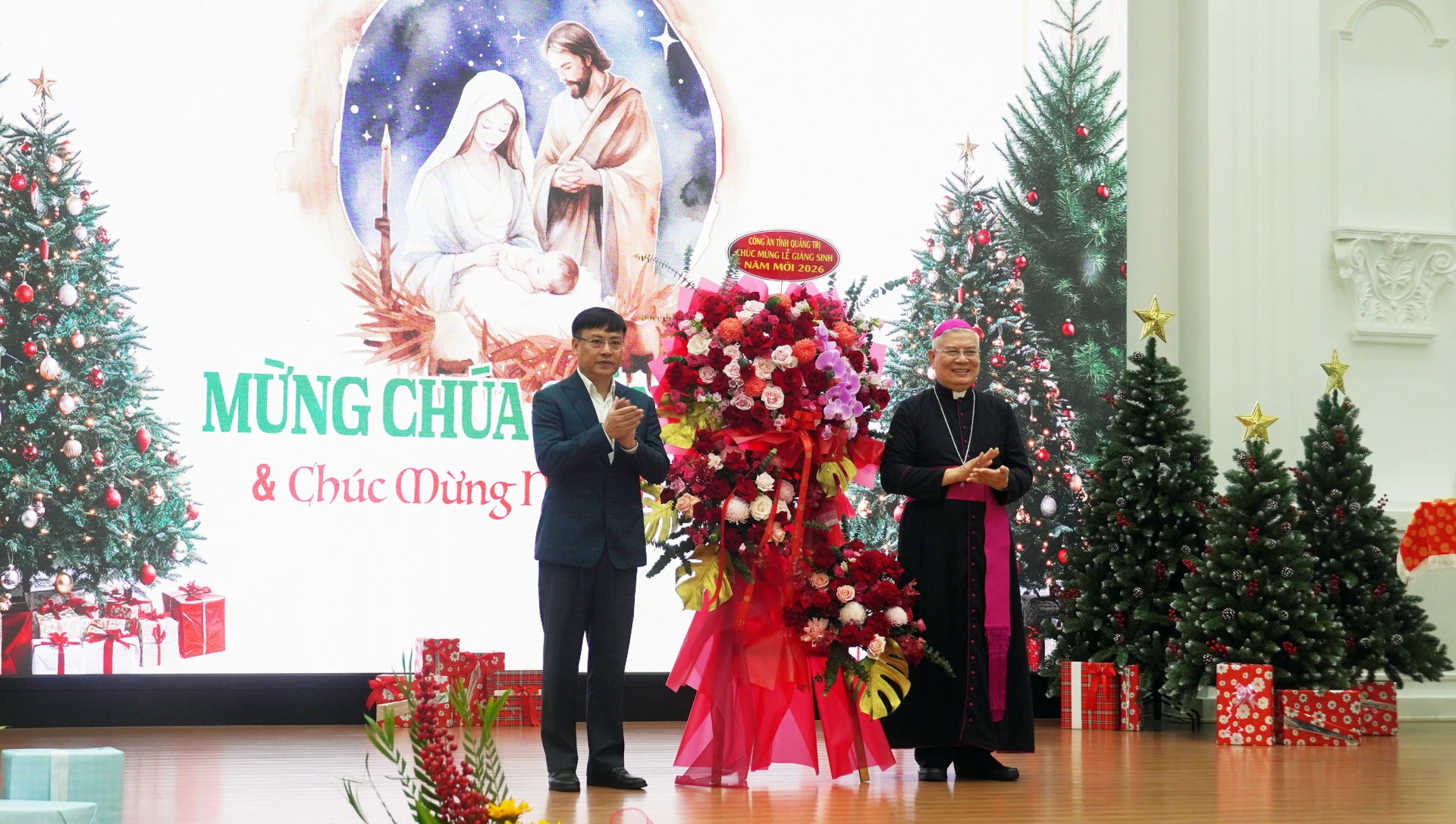 Thiếu tướng Nguyễn Thanh Liêm, Giám đốc Công an tỉnh tặng hoa chúc mừng Tổng Giám mục Đặng Đức Ngân - Ảnh: N.M