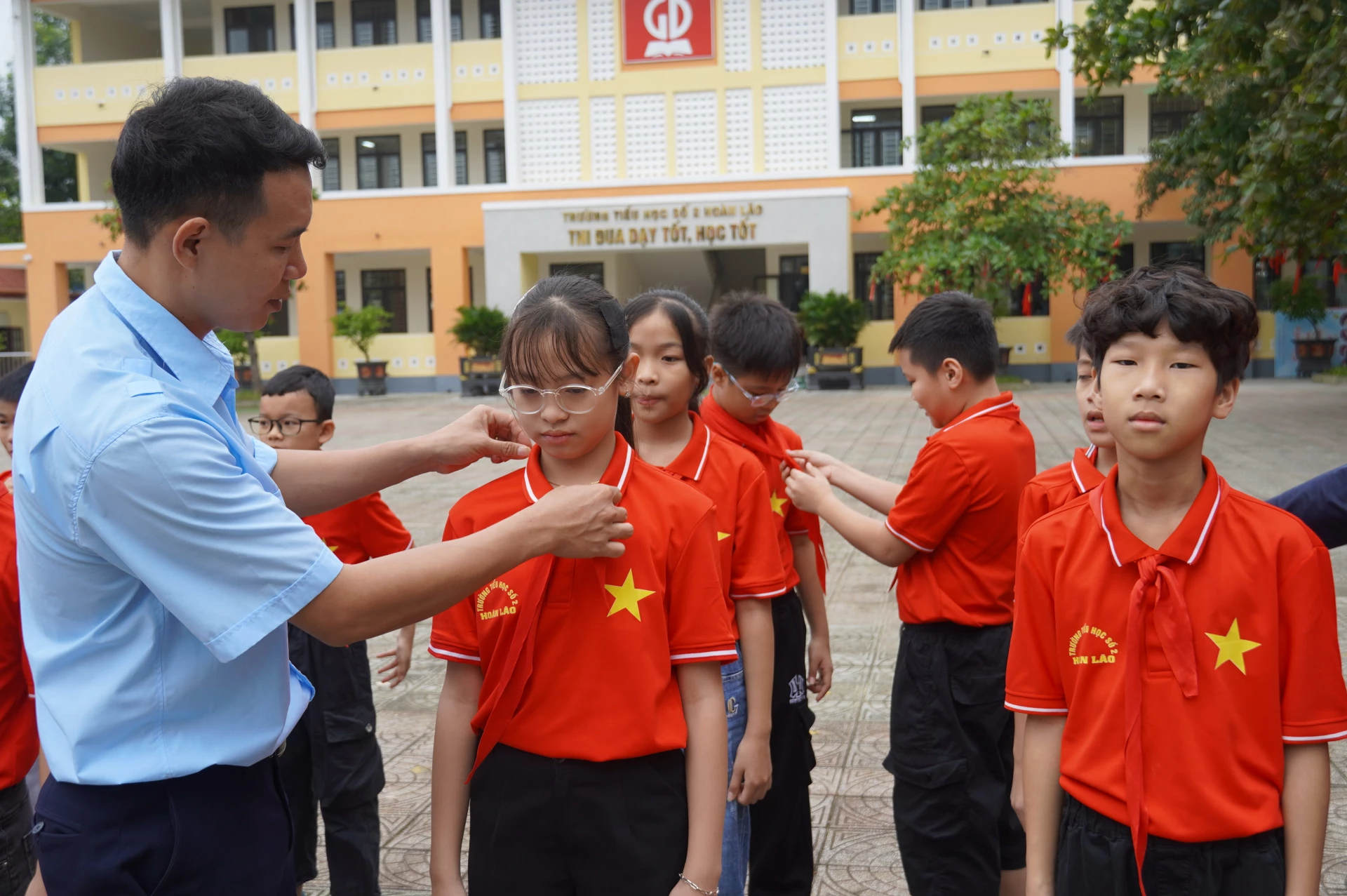 Với nhiều học sinh, thầy Tổng phụ trách Đội Hoàng Văn Lộc là người bạn lớn - Ảnh: NH.V