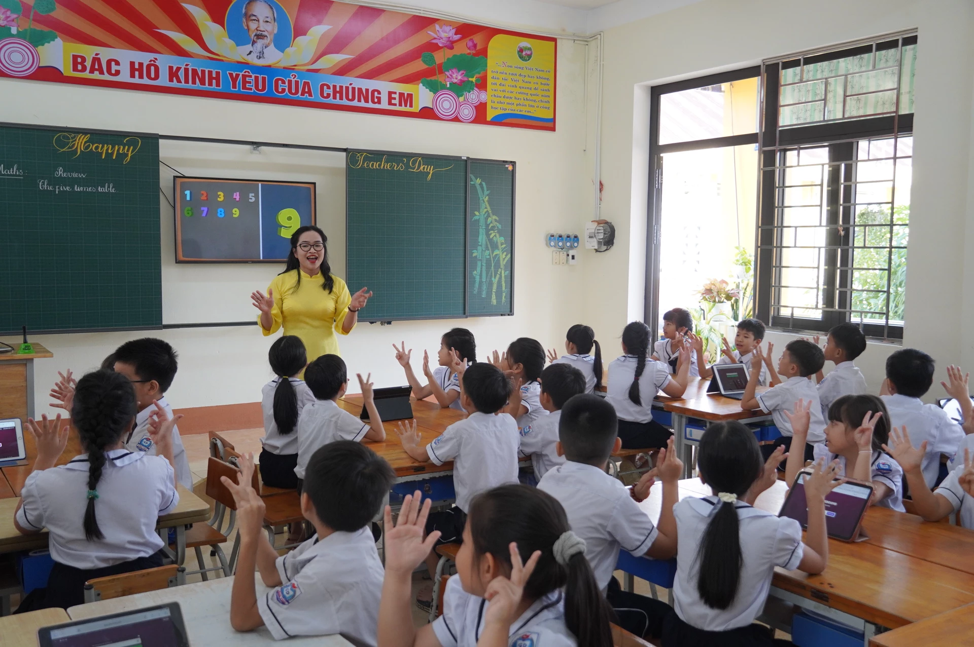 Giờ học Toán bằng Tiếng Anh sôi nổi của học sinh Trường tiểu học Đồng Phú - Ảnh: NH.V