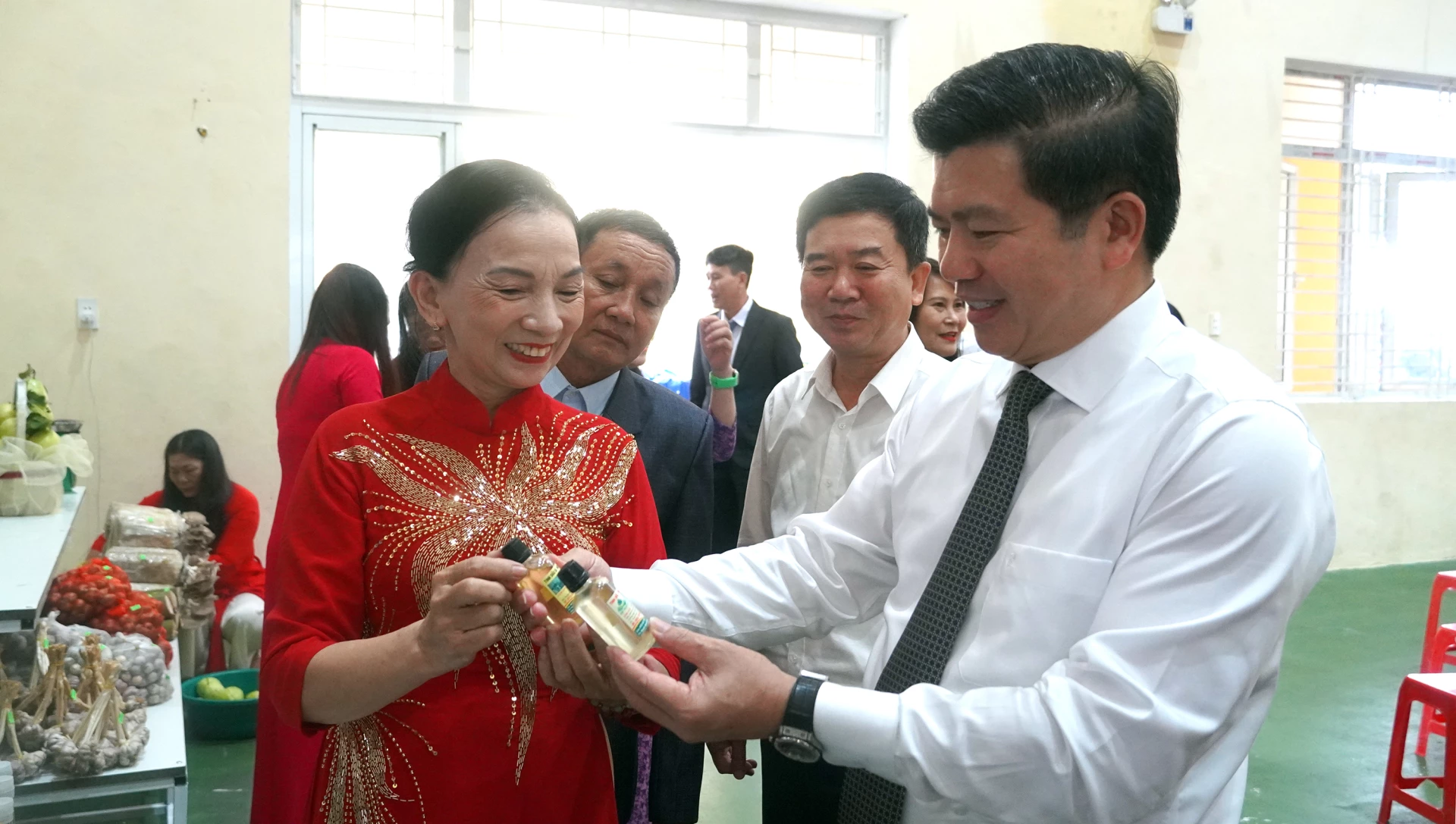 Đồng chí Trần Vũ Khiêm, Phó Bí thư Thường trực Tỉnh ủy tham quan gian hàng triển lãm sản phẩm OCOP tại Ngày hội Đại đoàn kết toàn dân tộc phường Đông Sơn - Ảnh: N.M