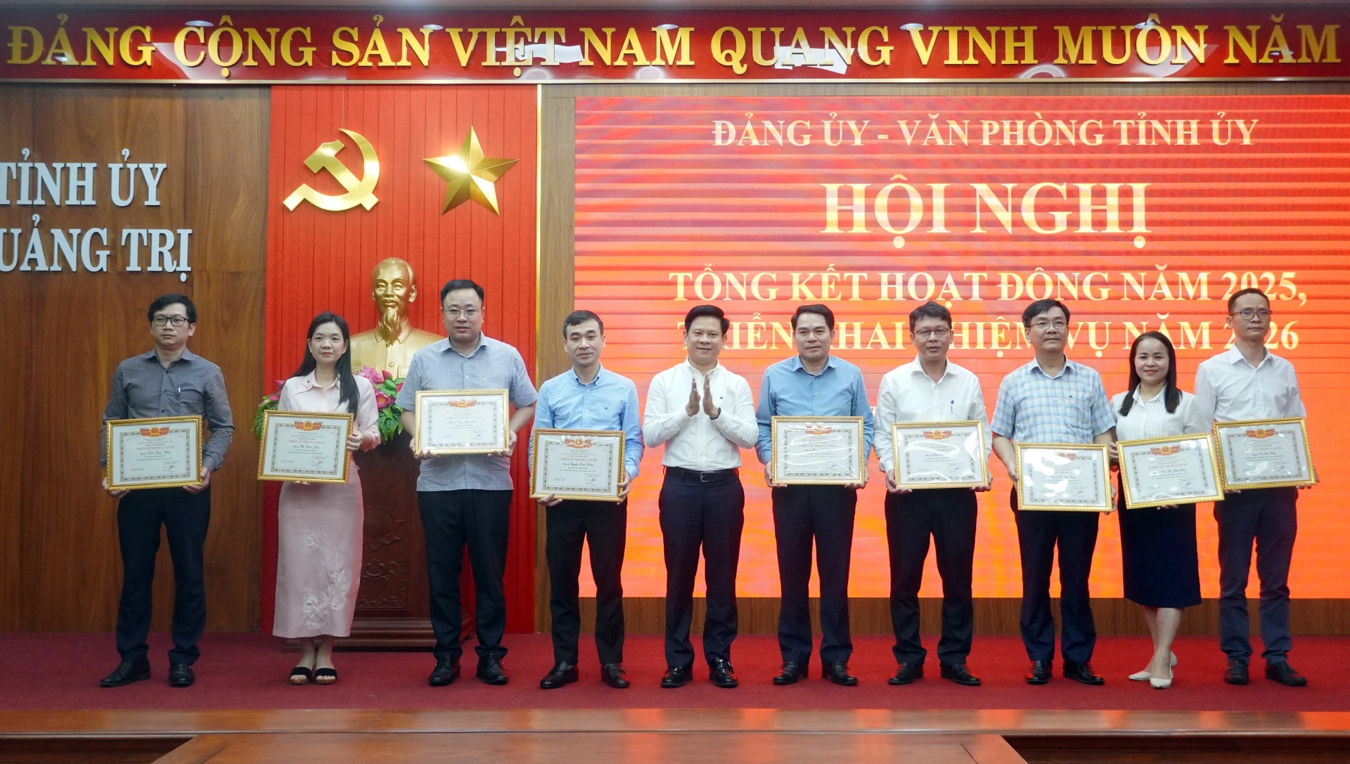 Đồng chí Chánh Văn phòng Tỉnh ủy Lê Vĩnh Thế trao danh hiệu thi đua cho các cá nhân - Ảnh: N.M