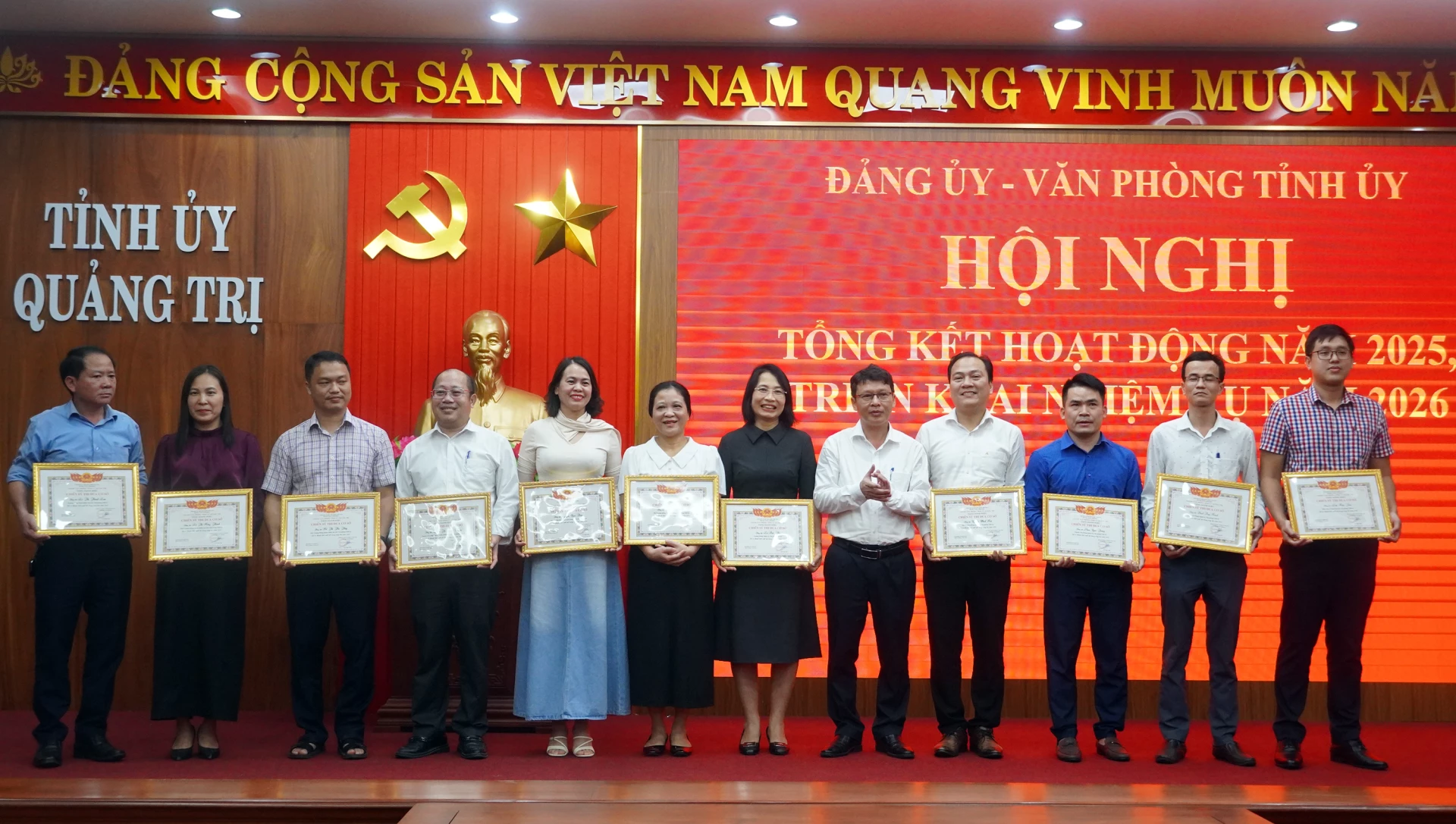 Đồng chí Trần Trung Thông, Phó Chánh Văn phòng Tỉnh ủy trao danh hiệu thi đua cho các cá nhân - Ảnh: N.M