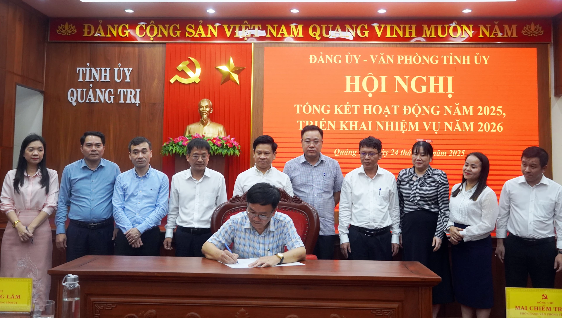 Văn phòng Tỉnh ủy ký kết giao ước thi đua năm 2026 - Ảnh: N.M