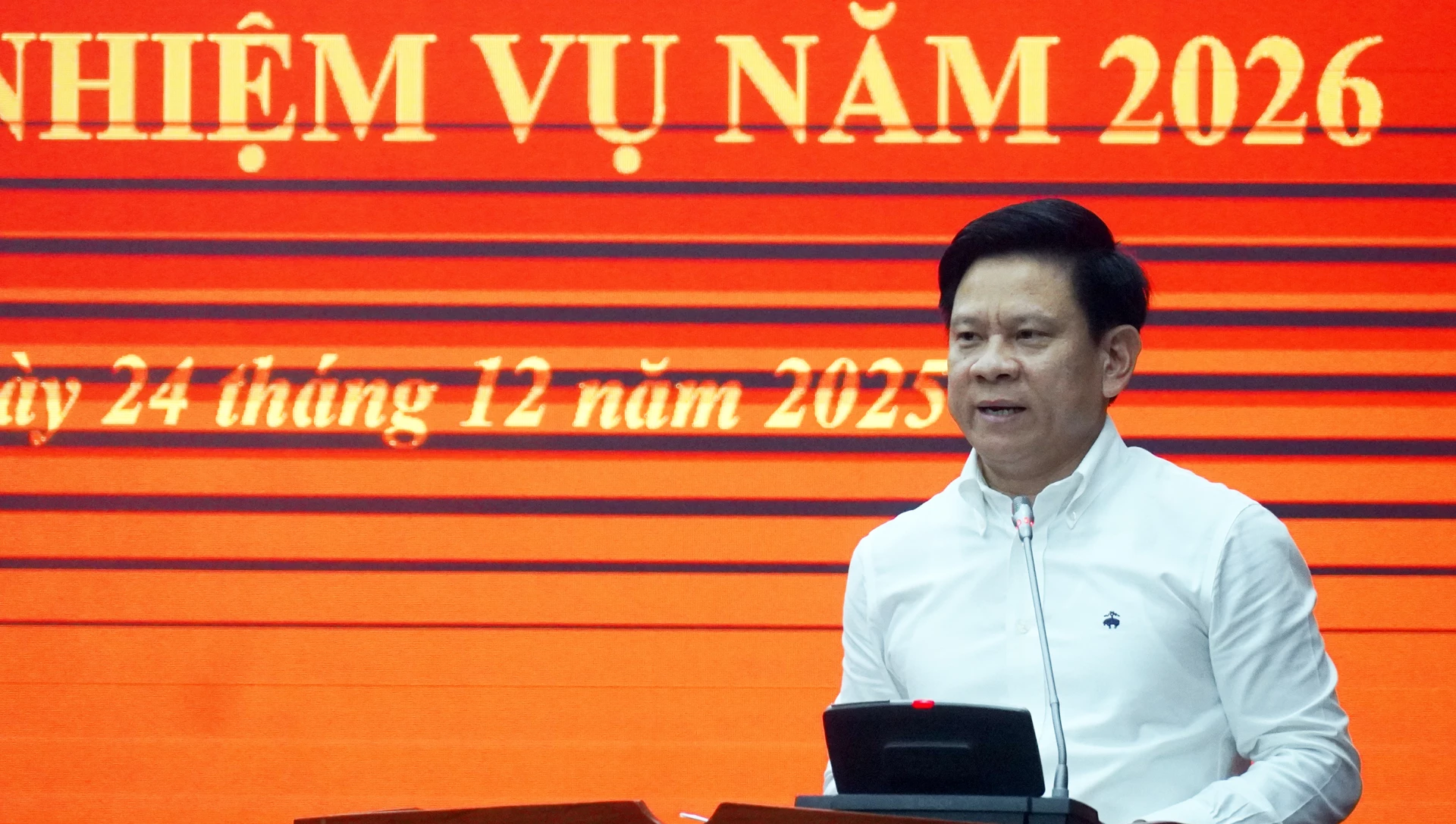 Đồng chí Chánh Văn phòng Tỉnh ủy Lê Vĩnh Thế phát biểu tại hội nghị - Ảnh: N.M