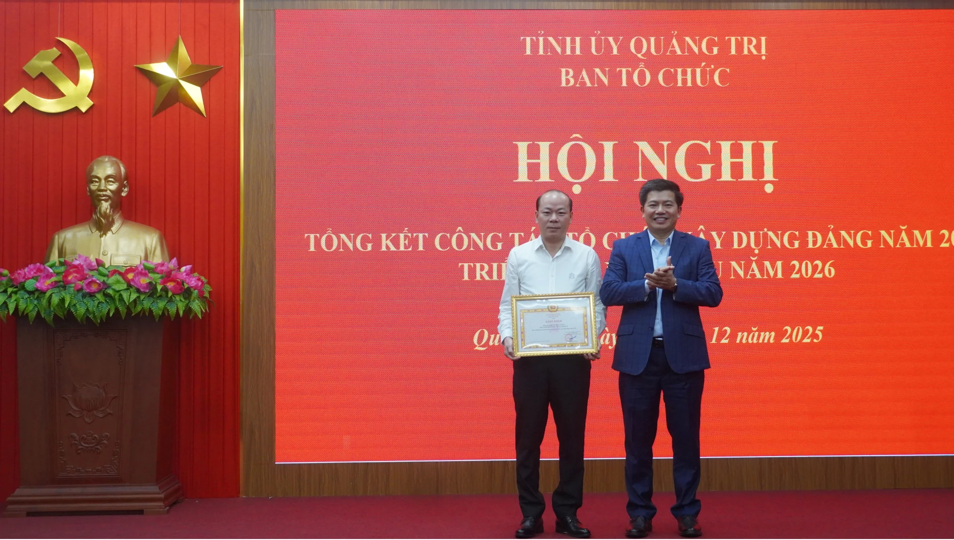 Thừa ủy quyền của Ban Tổ chức Trung ương, đồng chí Trần Vũ Khiêm, Phó Bí thư Thường trực Tỉnh ủy trao Bằng khen cho đồng chí Nguyễn Phi Cường, Phó trưởng ban Tổ chức Tỉnh ủy - Ảnh: N.M