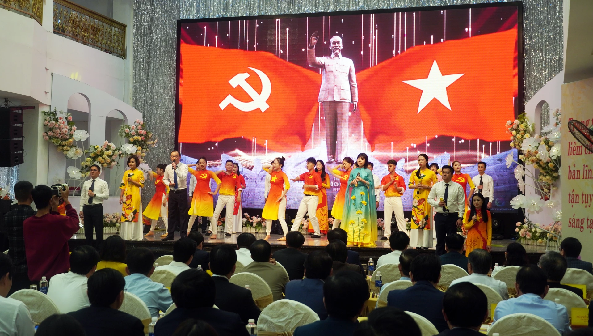 Tiết mục văn nghệ chào mừng lễ kỷ niệm - Ảnh: N.M