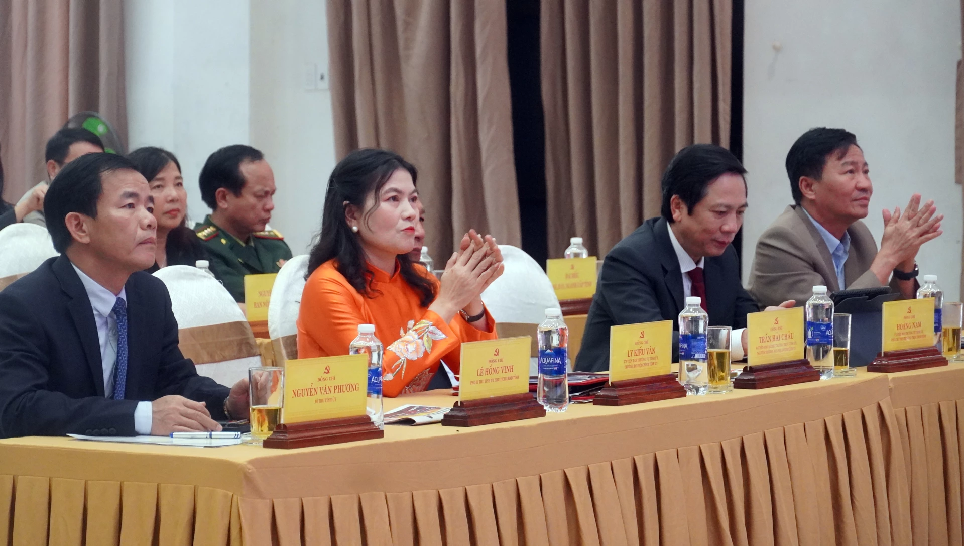 Đồng chí Bí thư Tỉnh ủy Nguyễn Văn Phương và các đồng chí lãnh đạo tỉnh dự lễ kỷ niệm - Ảnh: N.M