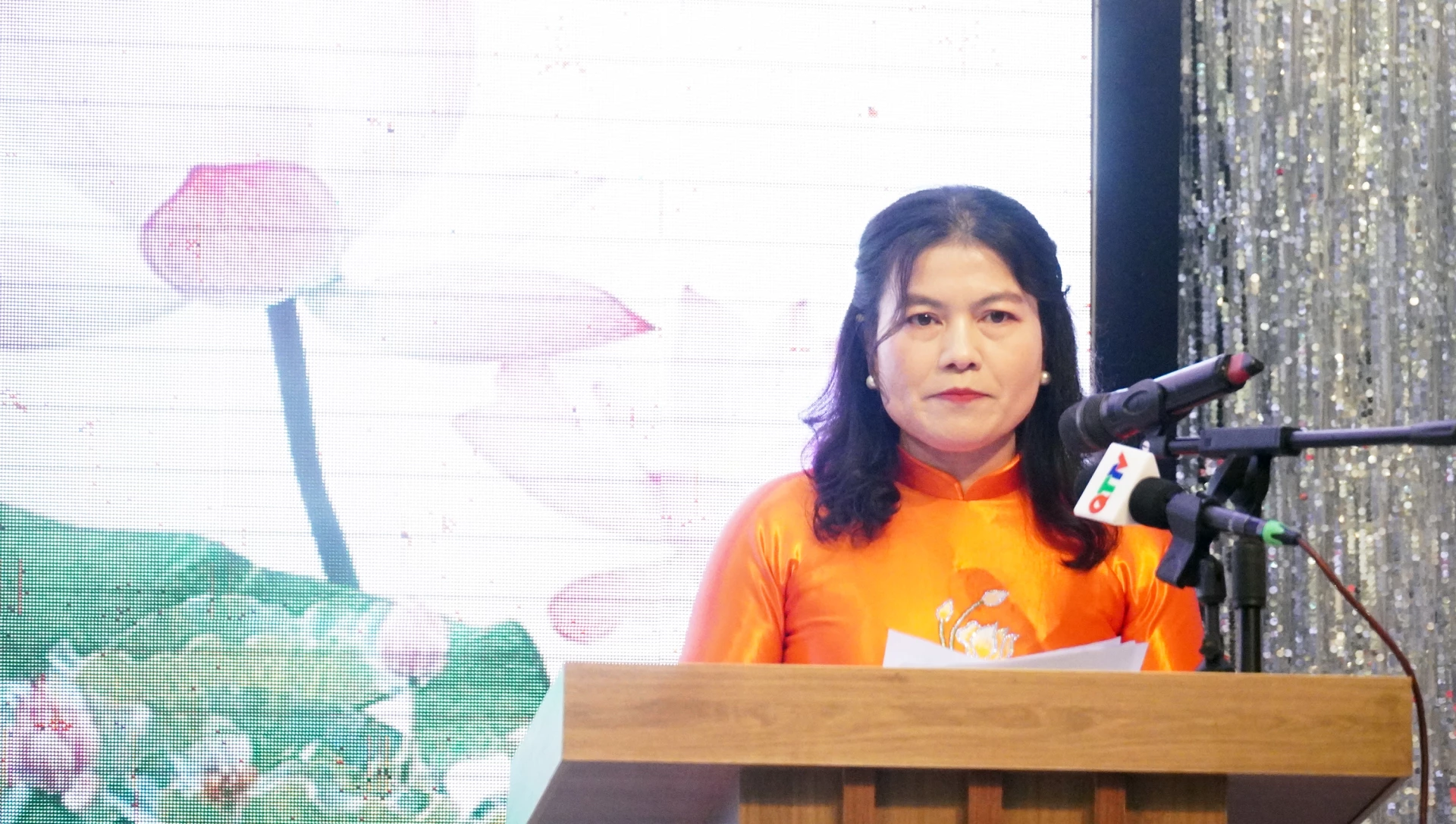 Đồng chí Ly Kiều Vân, Ủy viên Ban Thường vụ, Trưởng ban Nội chính Tỉnh ủy, Phó trưởng ban Thường trực Ban Chỉ đạo PCTN,LP,TC tỉnh trình bày diễn văn tại lễ kỷ niệm - Ảnh: N.M