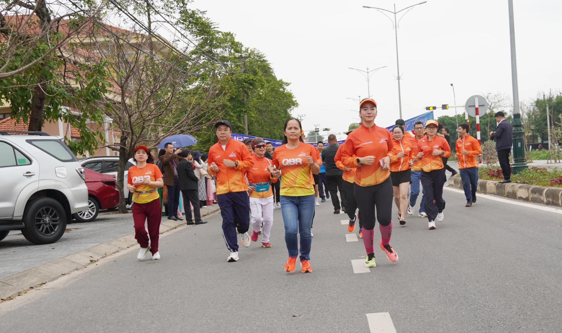 Các vận động viên tham gia giải chạy tại Trường THPT Chuyên Võ Nguyên Giáp, phường Đồng Hới. Ảnh: X.P