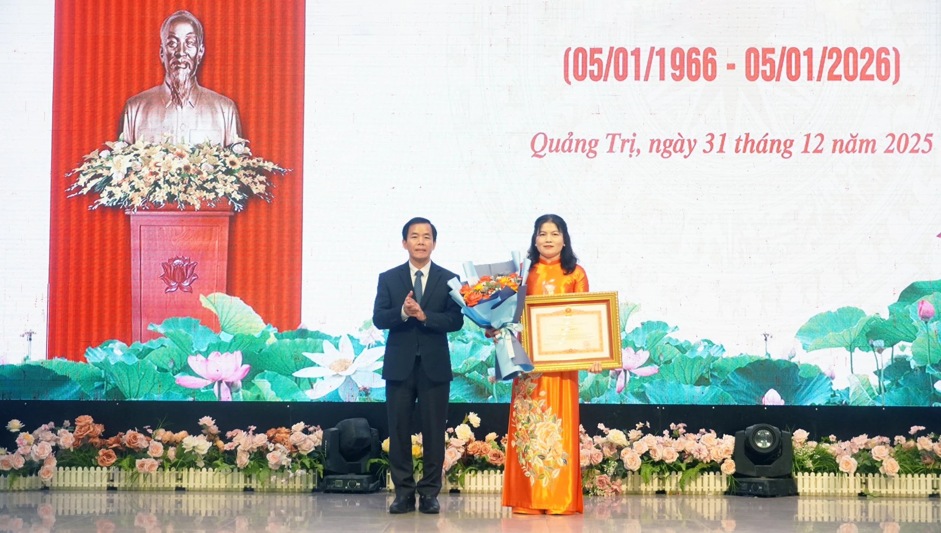 Đồng chí Nguyễn Văn Phương, Bí thư Tỉnh ủy, Trưởng Ban Chỉ đạo Phòng chống tham nhũng, lãng phí, tiêu cực tỉnh trao Bằng khen của Thủ tướng Chính phủ cho đồng chí Ly Kiều Vân, Ủy viên Ban Thường vụ, Trưởng Ban Nội chính Tỉnh ủy, Phó Trưởng ban Thường trực Ban Chỉ đạo PCTN,LP,TC tỉnh - Ảnh: N.M