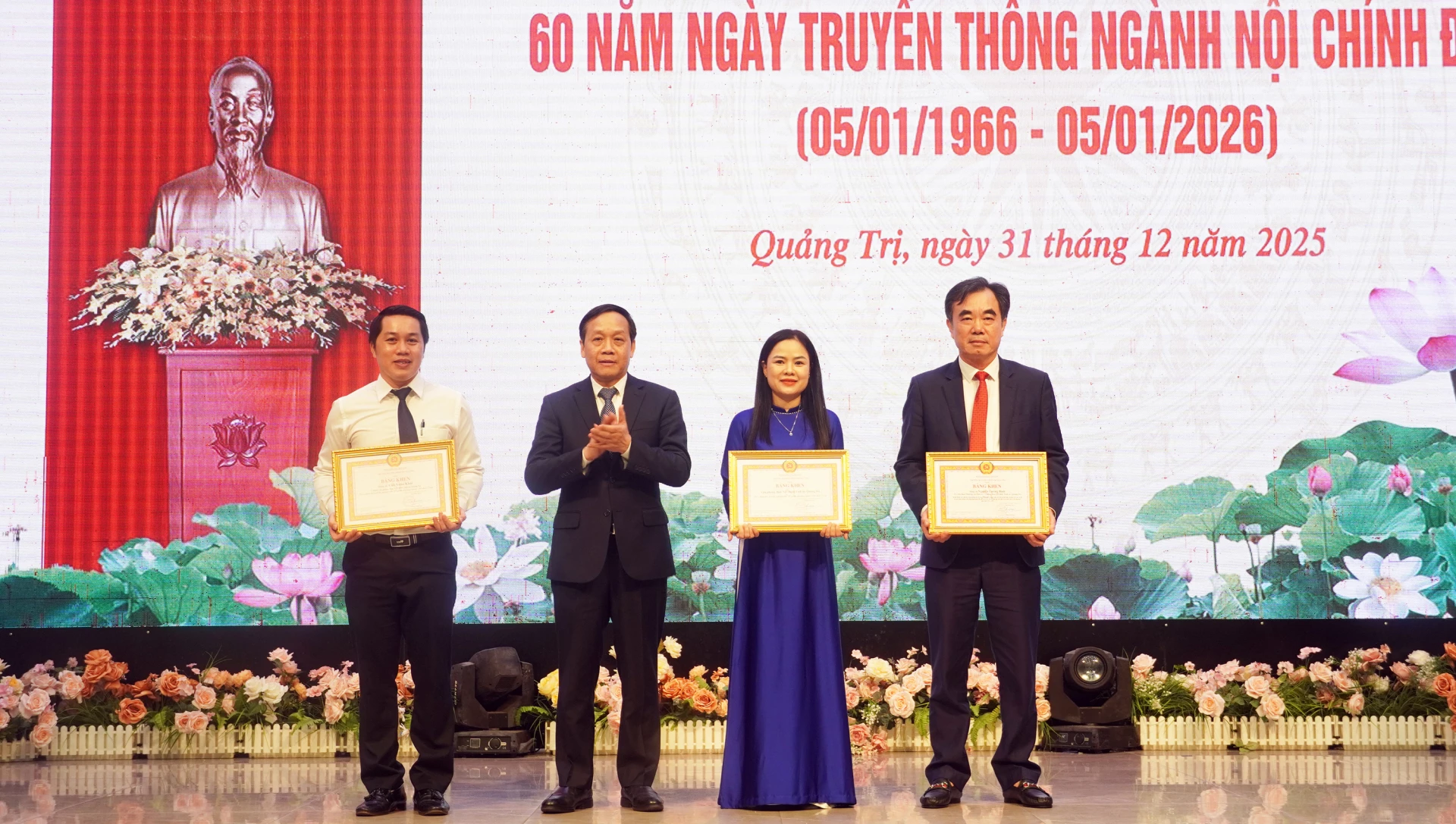 Đồng chí Nguyễn Thanh Hải, Phó Trưởng ban Nội chính Trung ương trao Bằng khen của Trưởng Ban Nội chính Trung ương cho đồng chí Nguyễn Lương Bình, Ủy viên Ban Thường vụ, Trưởng ban Tổ chức Tỉnh ủy, nguyên Trưởng ban Nội chính Tỉnh ủy và các tập thể, cá nhân - Ảnh: N.M