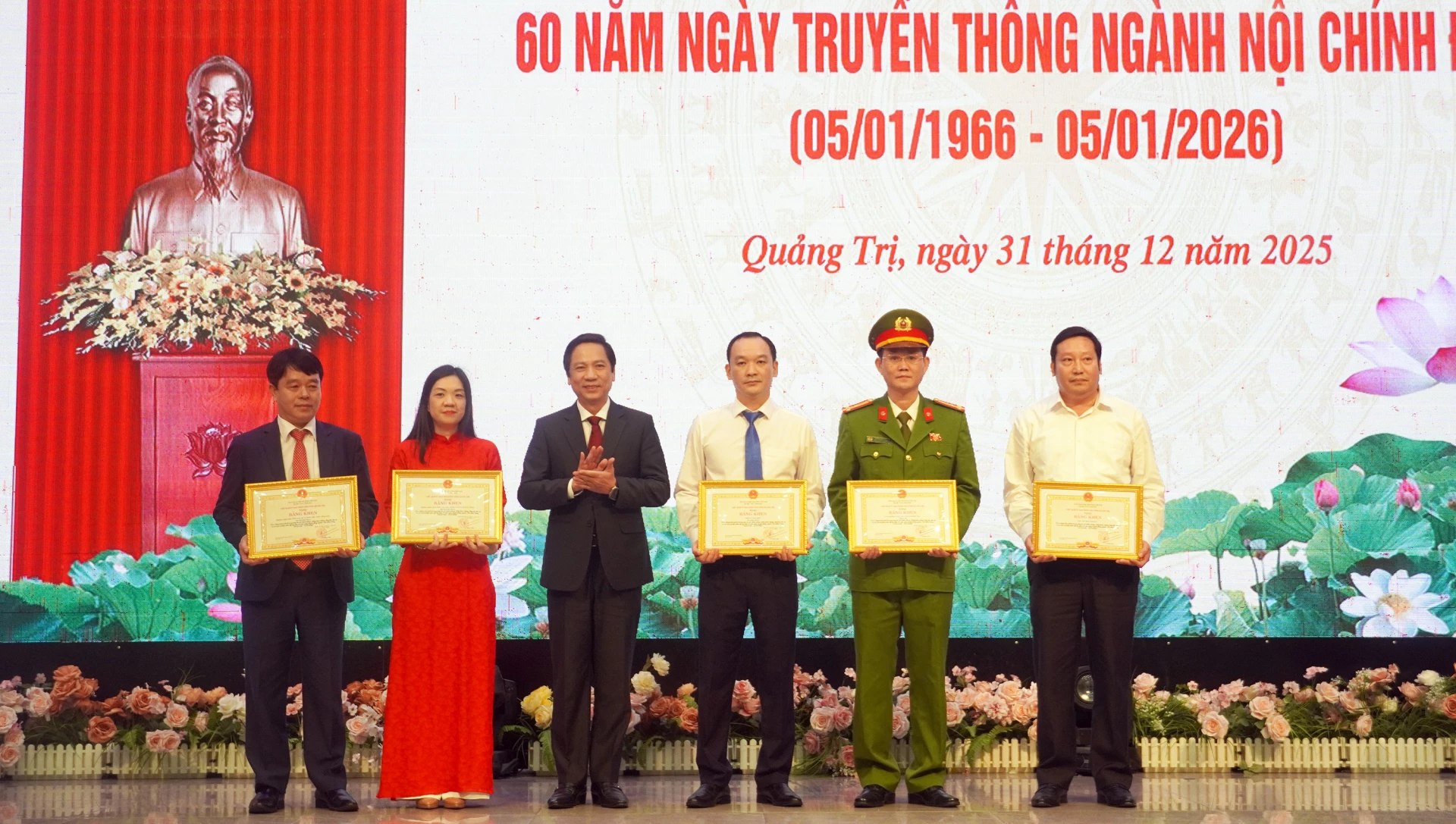 Đồng chí Hoàng Nam, Ủy viên Ban Thường vụ Tỉnh ủy, Phó Chủ tịch Thường trực UBDN tỉnh trao Bằng khen của Chủ tịch UBND tỉnh cho các tập thể và cá nhân - Ảnh: N.M