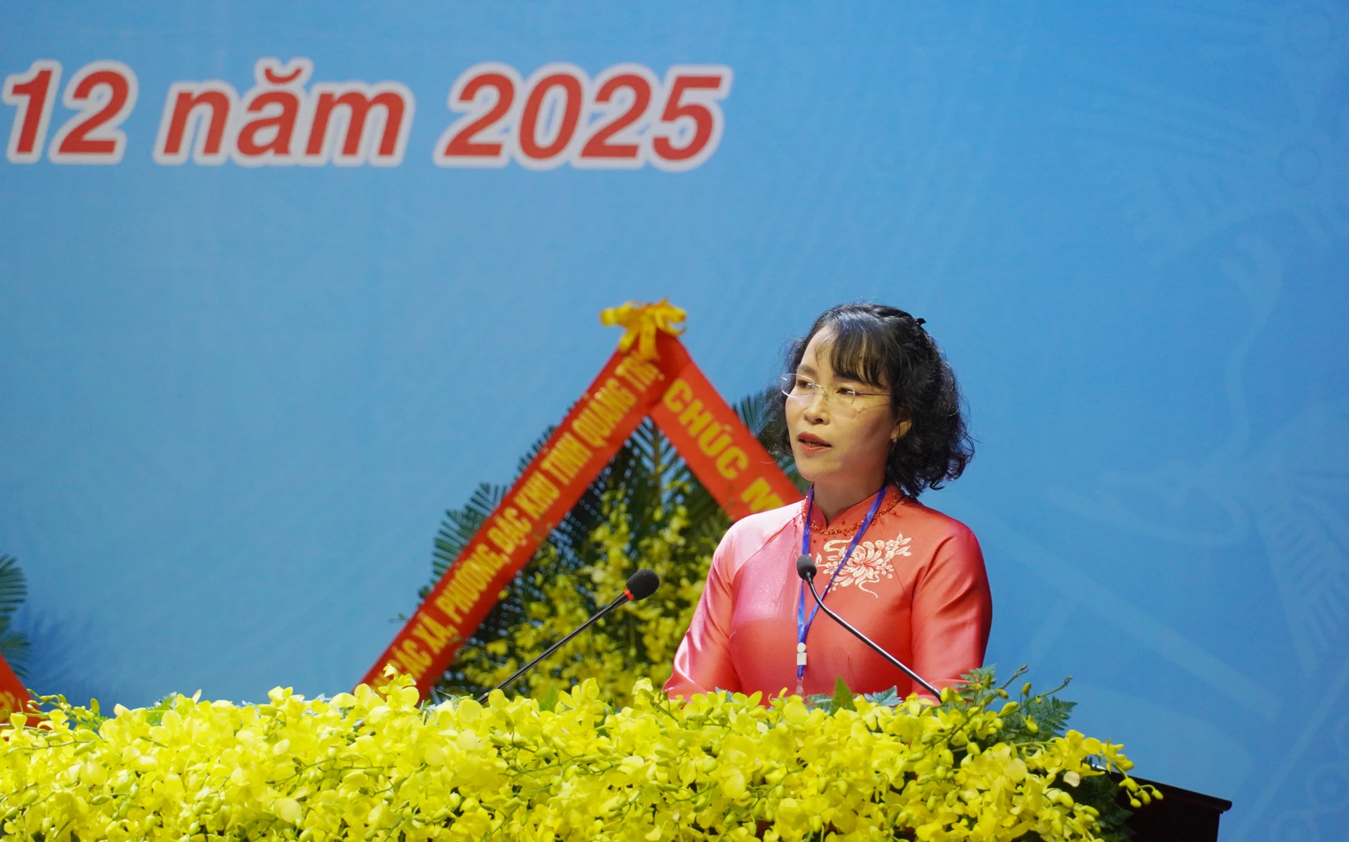 Đồng chí Nguyễn Thị Bích Thủy, Phó Chủ tịch Ủy ban MTTQ Việt Nam tỉnh, Chủ tịch Hội LHPN tỉnh phát biểu khai mạc Đại hội. Ảnh: X.P