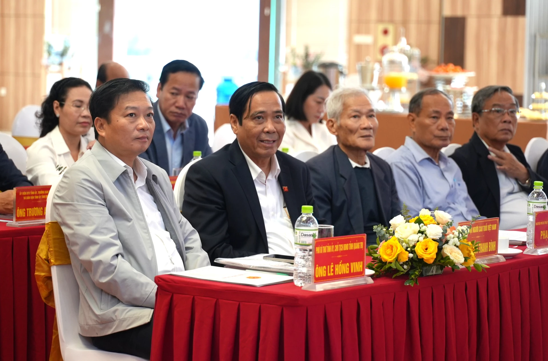 Đồng chí Lê Hồng Vinh, Chủ tịch UBND tỉnh và đồng chí Nguyễn Thanh Bình, Chủ tịch Hội Người cao tuổi Việt Nam dự hội nghị - Ảnh: Trung Đức