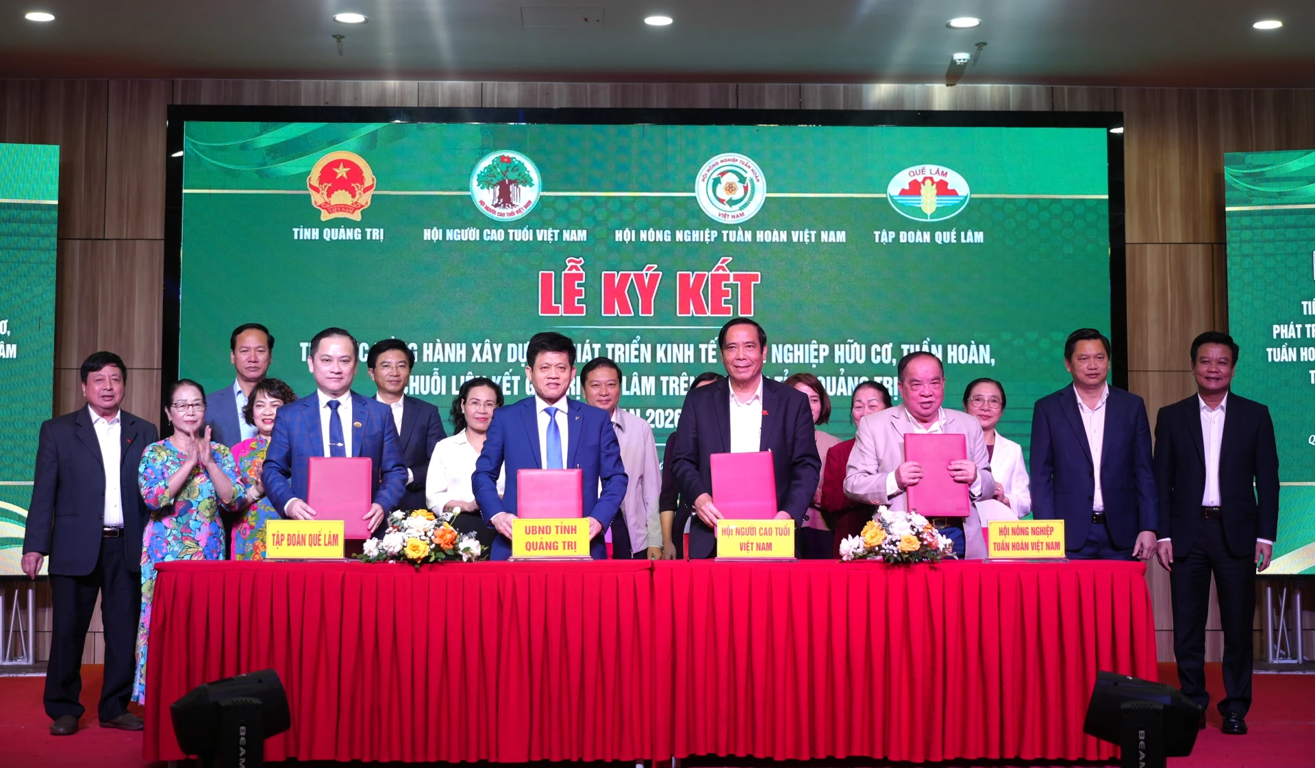 Các bên ký kết hợp tác phát triển kinh tế nông nghiệp hữu cơ, tuần hoàn và chuỗi liên kết giá trị giai đoạn 2026–2030 - Ảnh: Trung Đức