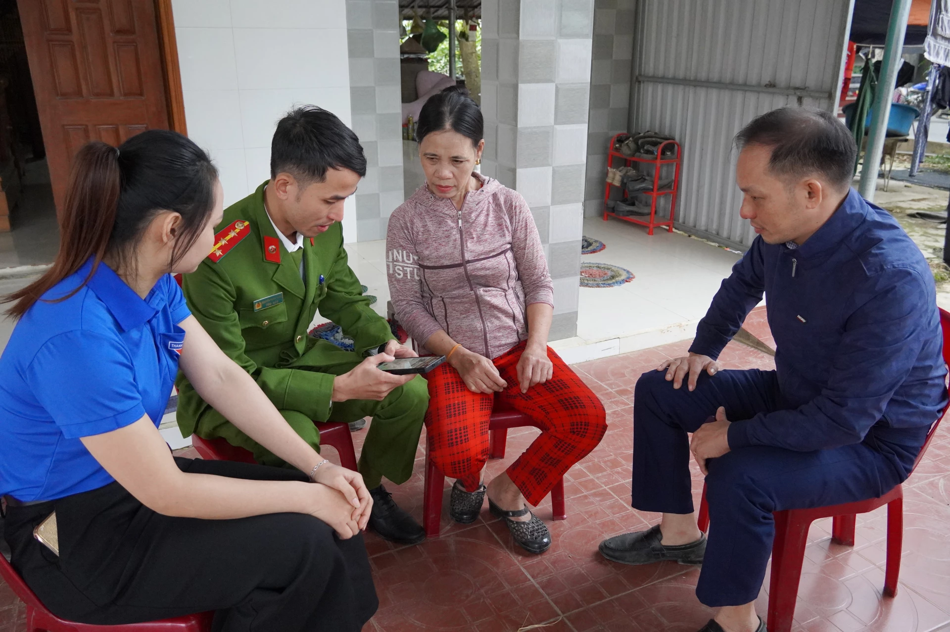 Tổ công nghệ số cộng đồng xã Tuyên Bình hướng dẫn cài đặt, tích hợp các loại giấy tờ trên ứng dụng VNeID cho người dân - Ảnh: X.P