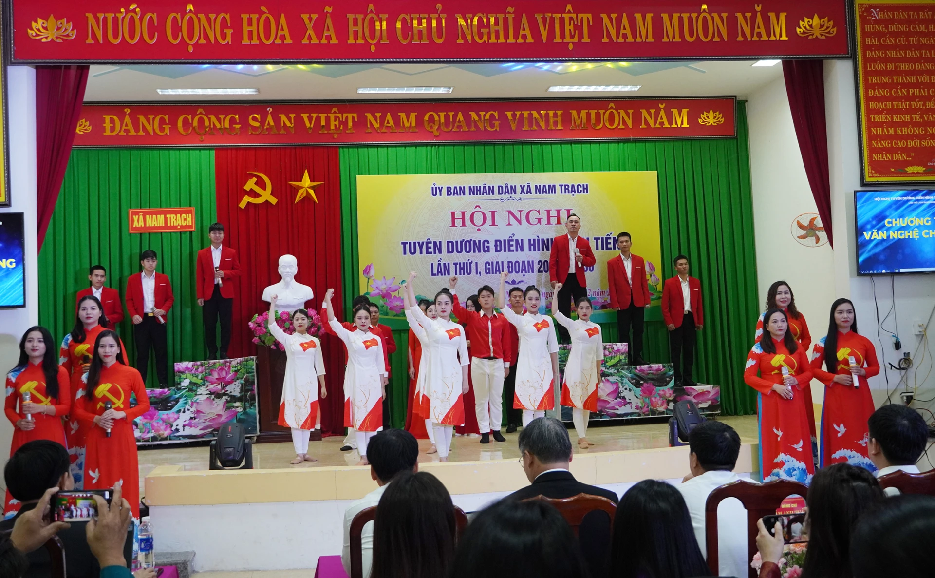 Văn nghệ chào mừng - Ảnh: L.M