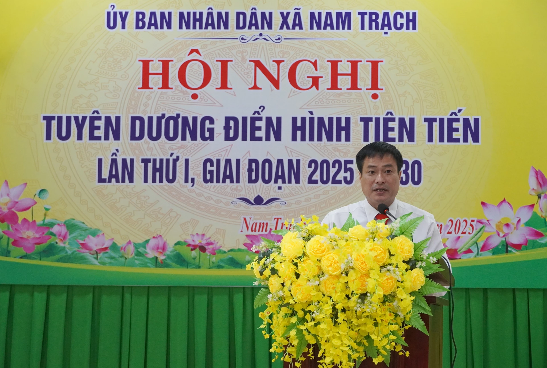 Đại diện lãnh đạo UBND xã Nam Trạch khai mạc hội nghị - Ảnh: L.M